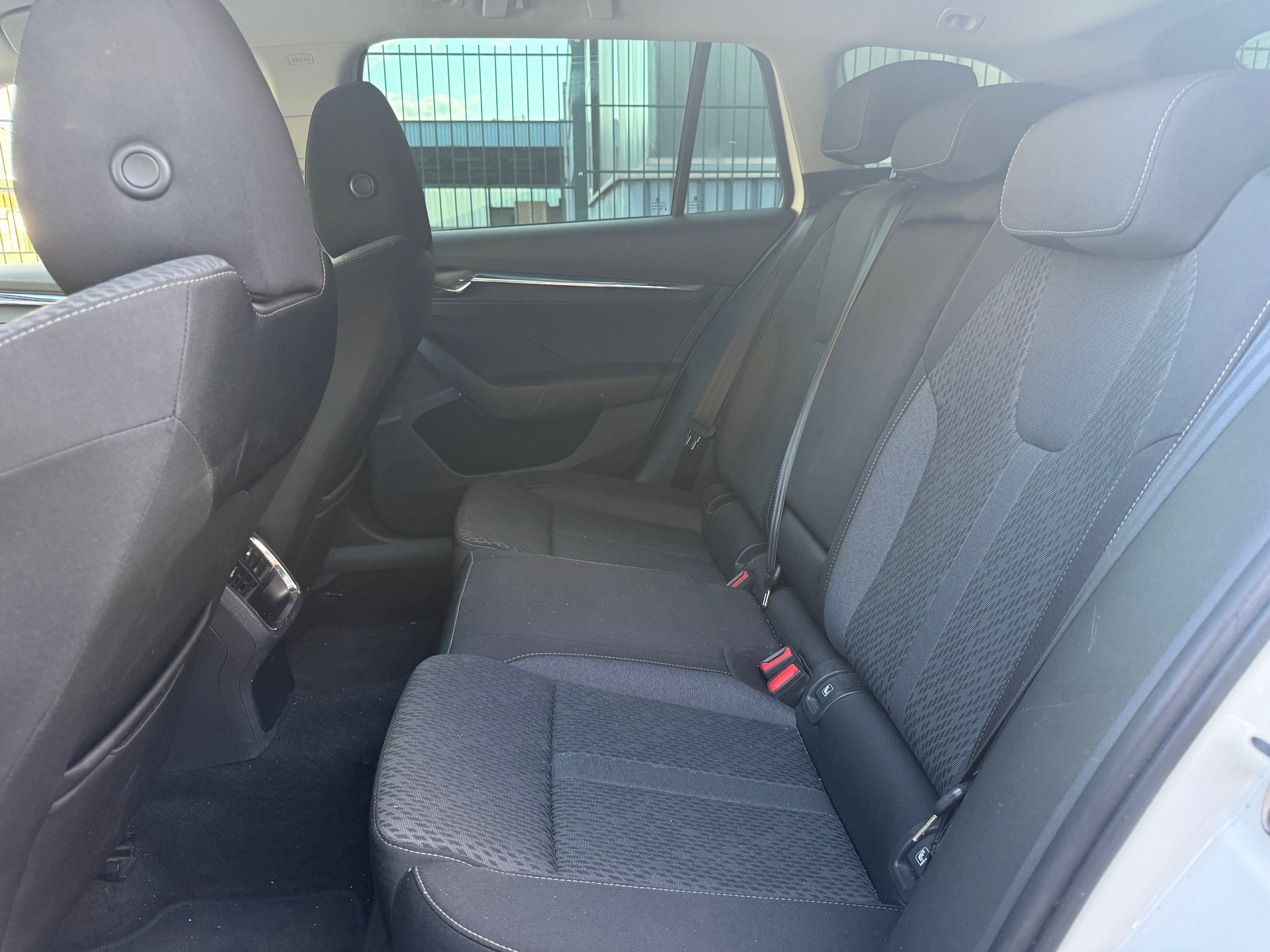 SKODA Octavia Combi 2.0 TDI DSG Ambition-image-10