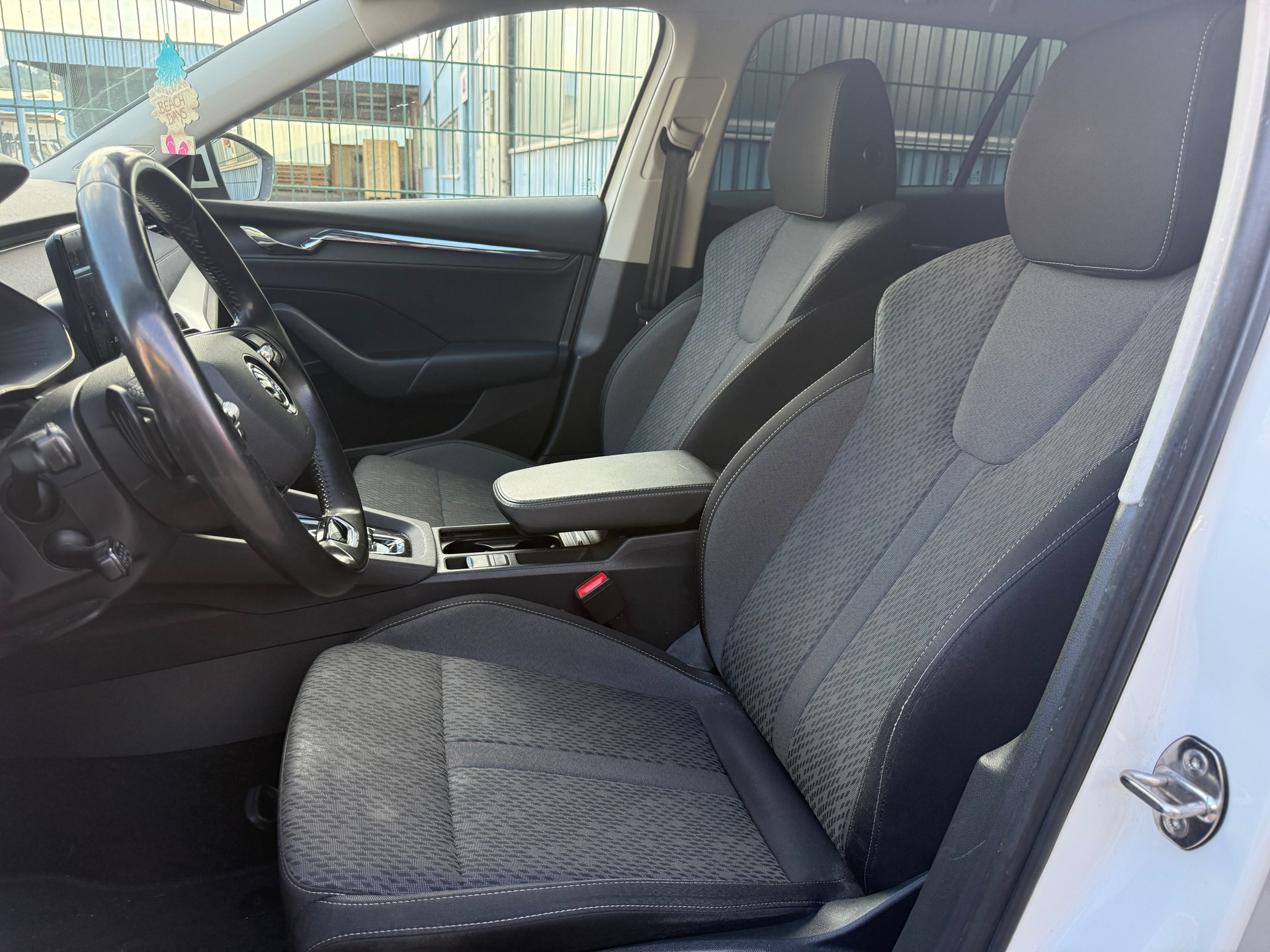 SKODA Octavia Combi 2.0 TDI DSG Ambition-image-8