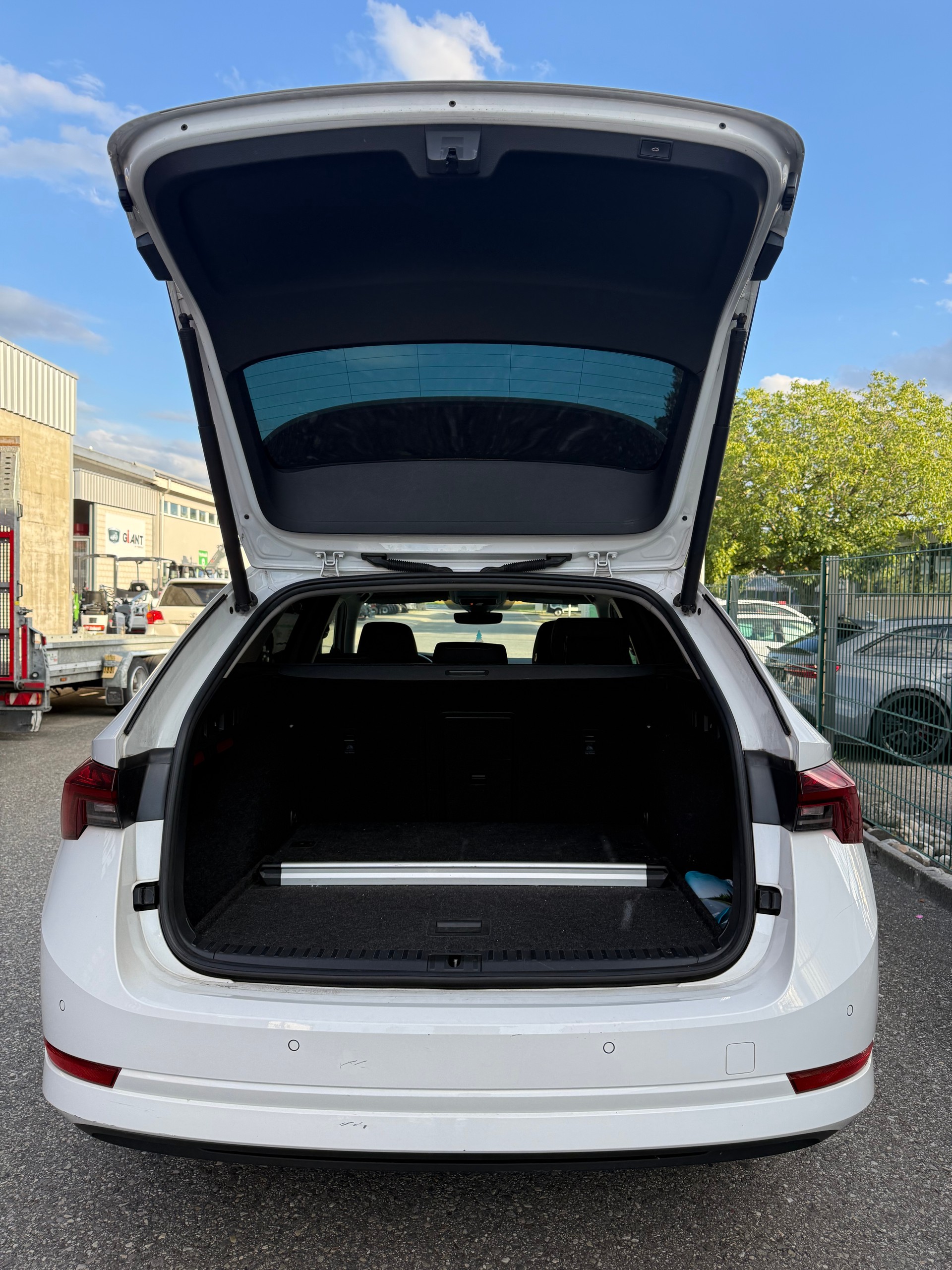 SKODA Octavia Combi 2.0 TDI DSG Ambition-image-12