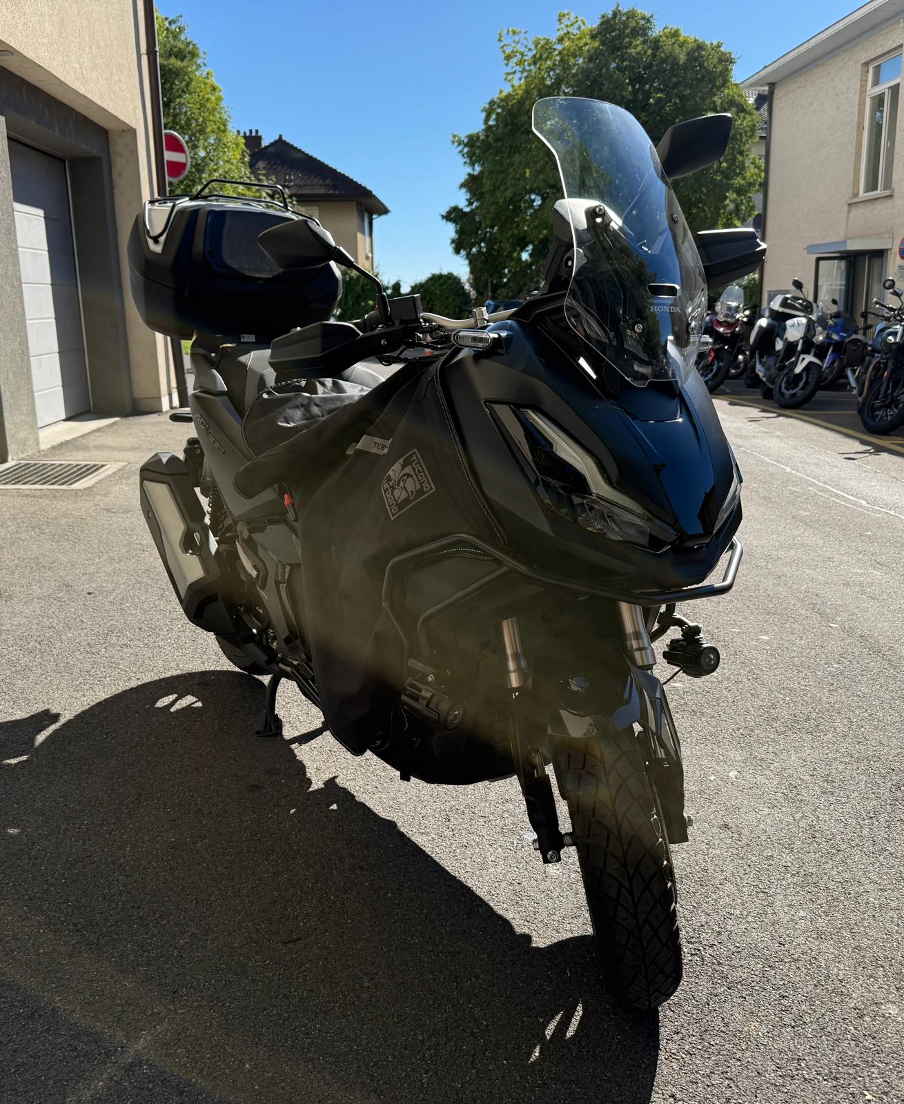 HONDA ADV 350-showroom-element-1