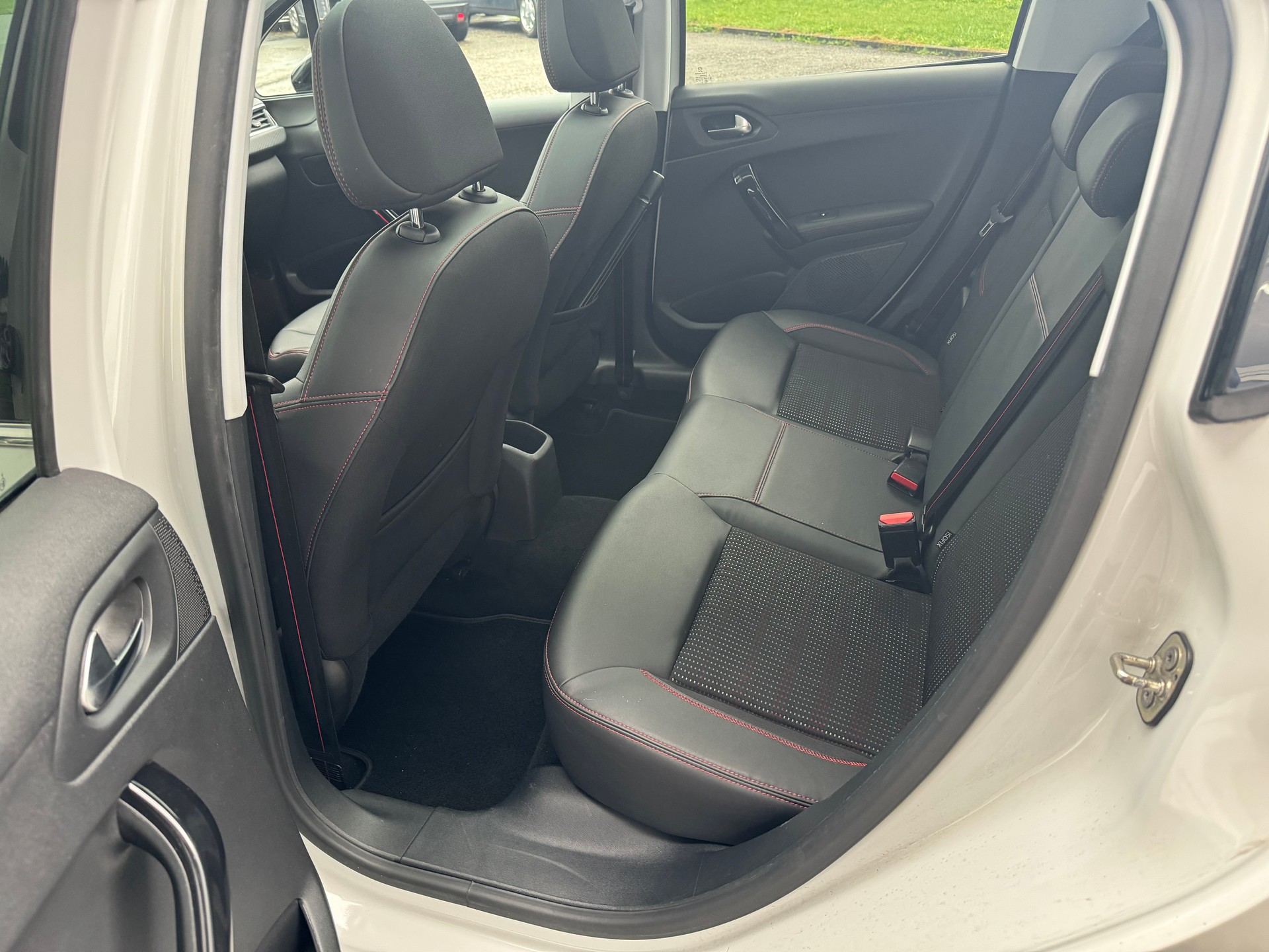 PEUGEOT 208 1.2 THP Allure-image-8