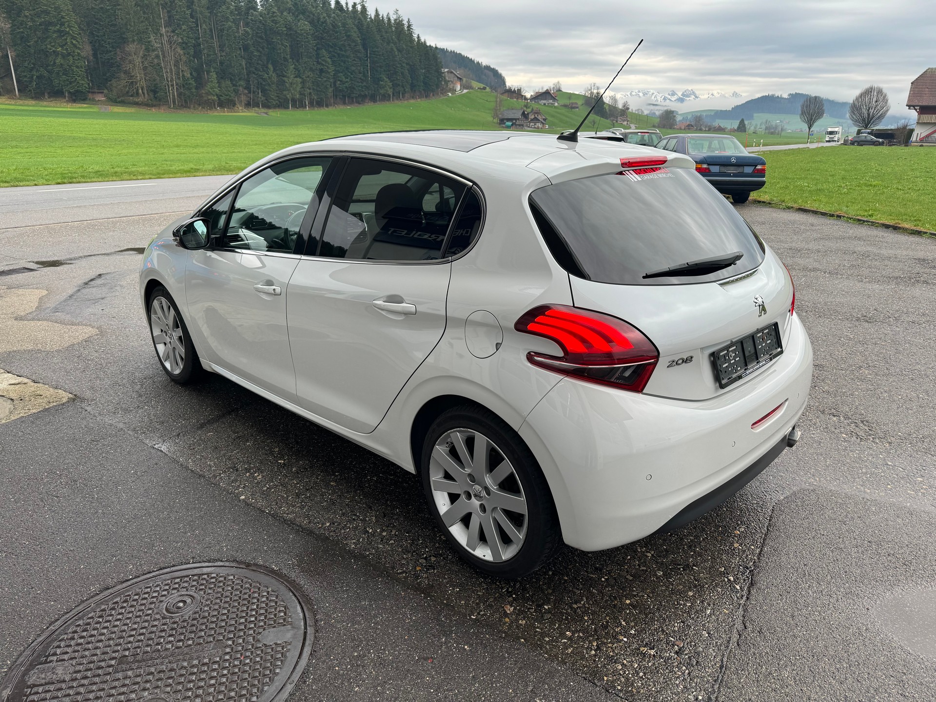 PEUGEOT 208 1.2 THP Allure-image-4