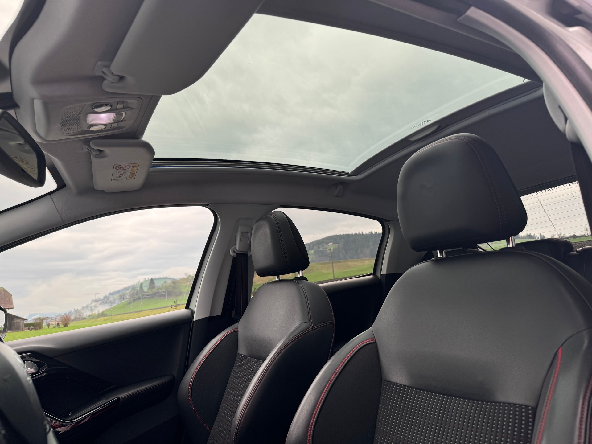 PEUGEOT 208 1.2 THP Allure-image-9