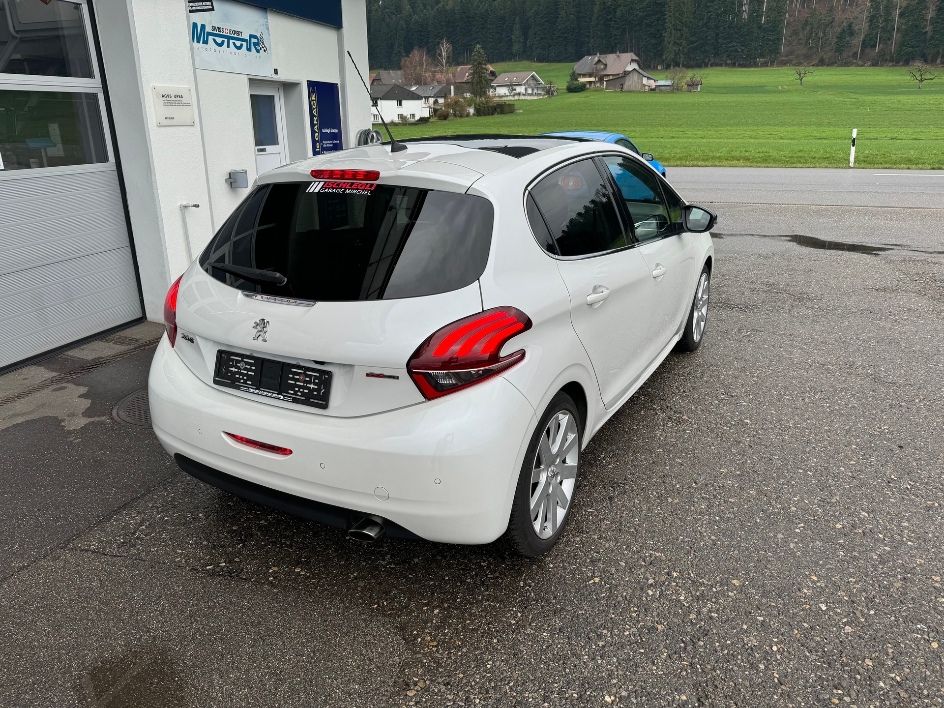 PEUGEOT 208 1.2 THP Allure-image-5