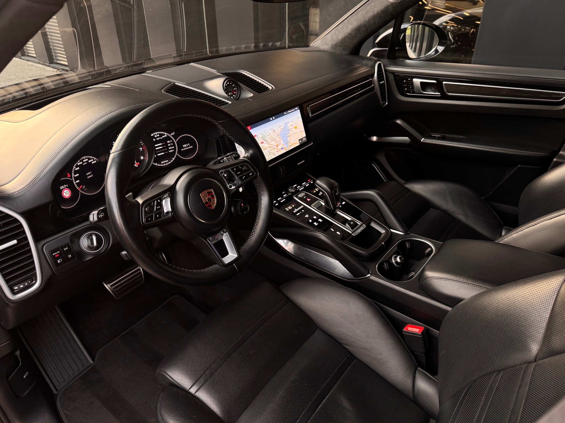 PORSCHE Cayenne Turbo-image-12