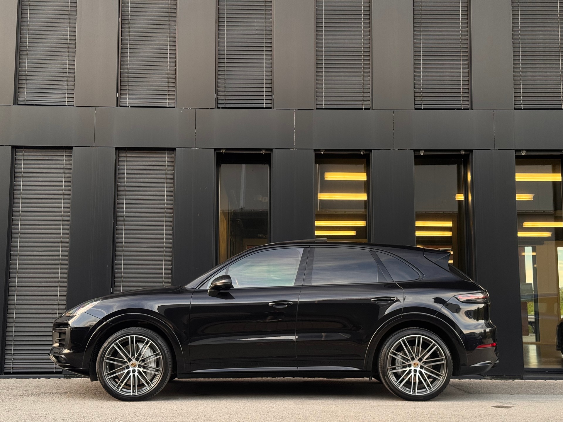 PORSCHE Cayenne Turbo-image-3
