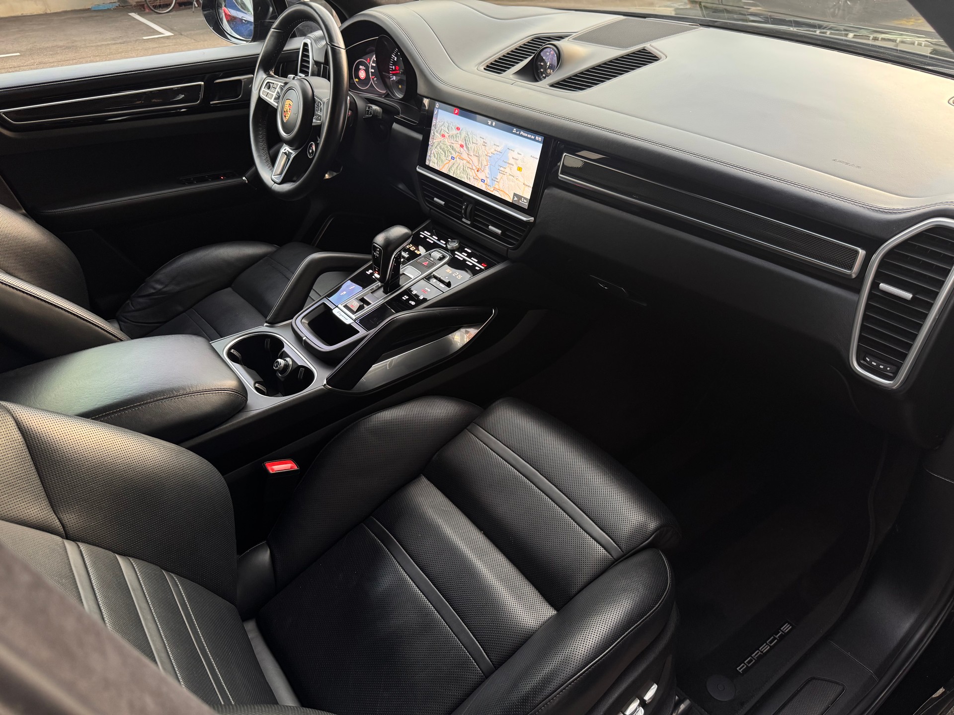 PORSCHE Cayenne Turbo-image-13