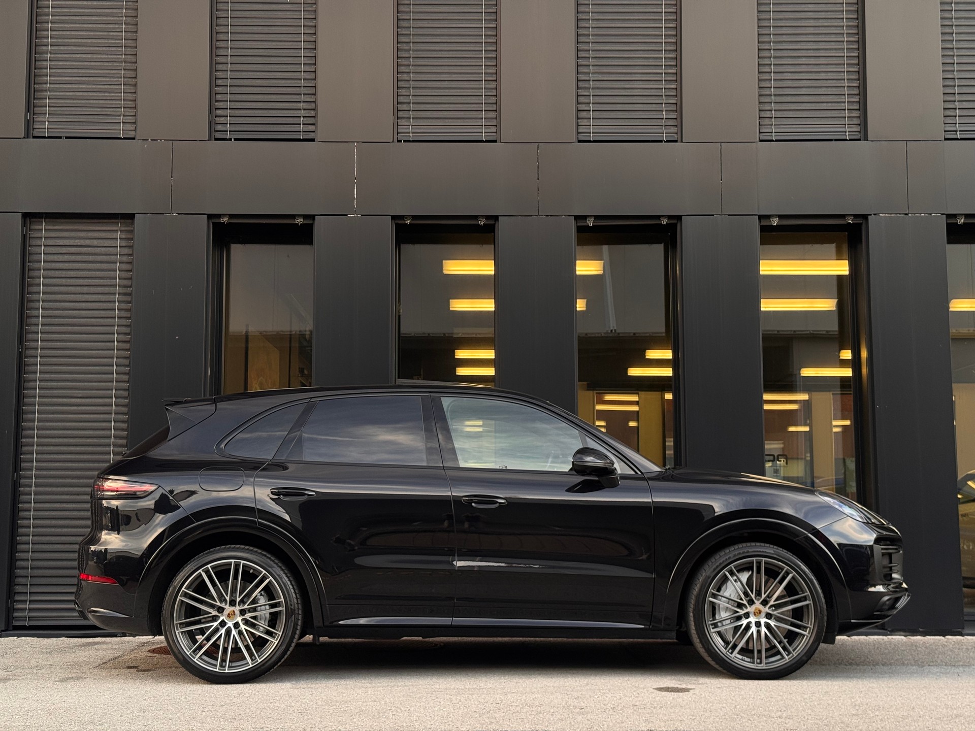 PORSCHE Cayenne Turbo-image-9