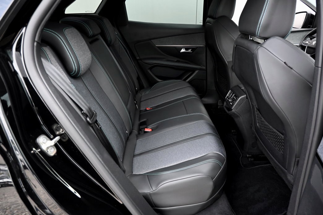PEUGEOT 3008 225e Hybrid2 Allure Pack EAT8-image-7