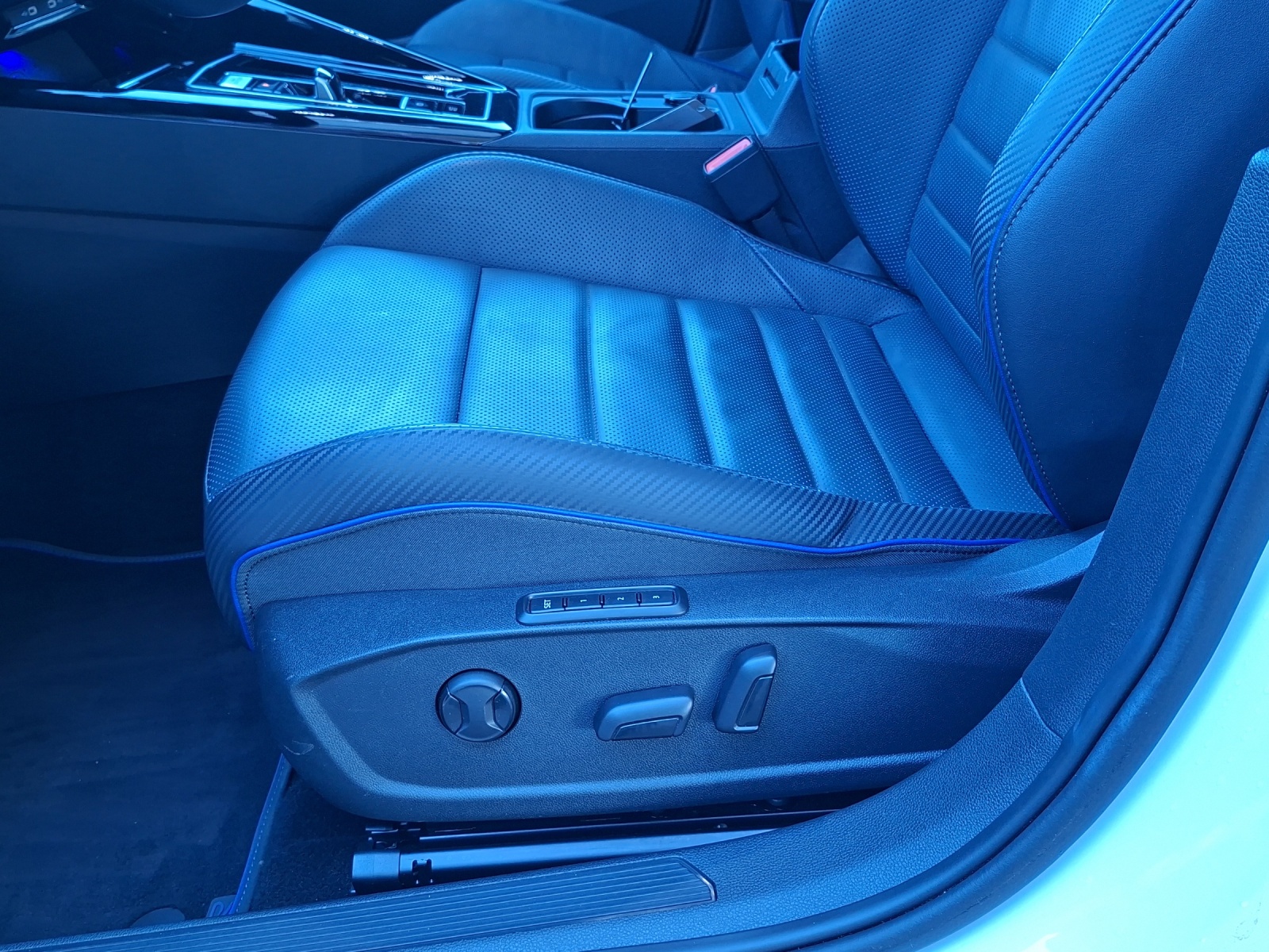VW Golf 2.0 TSI R DSG 4Motion R Performance-image-14