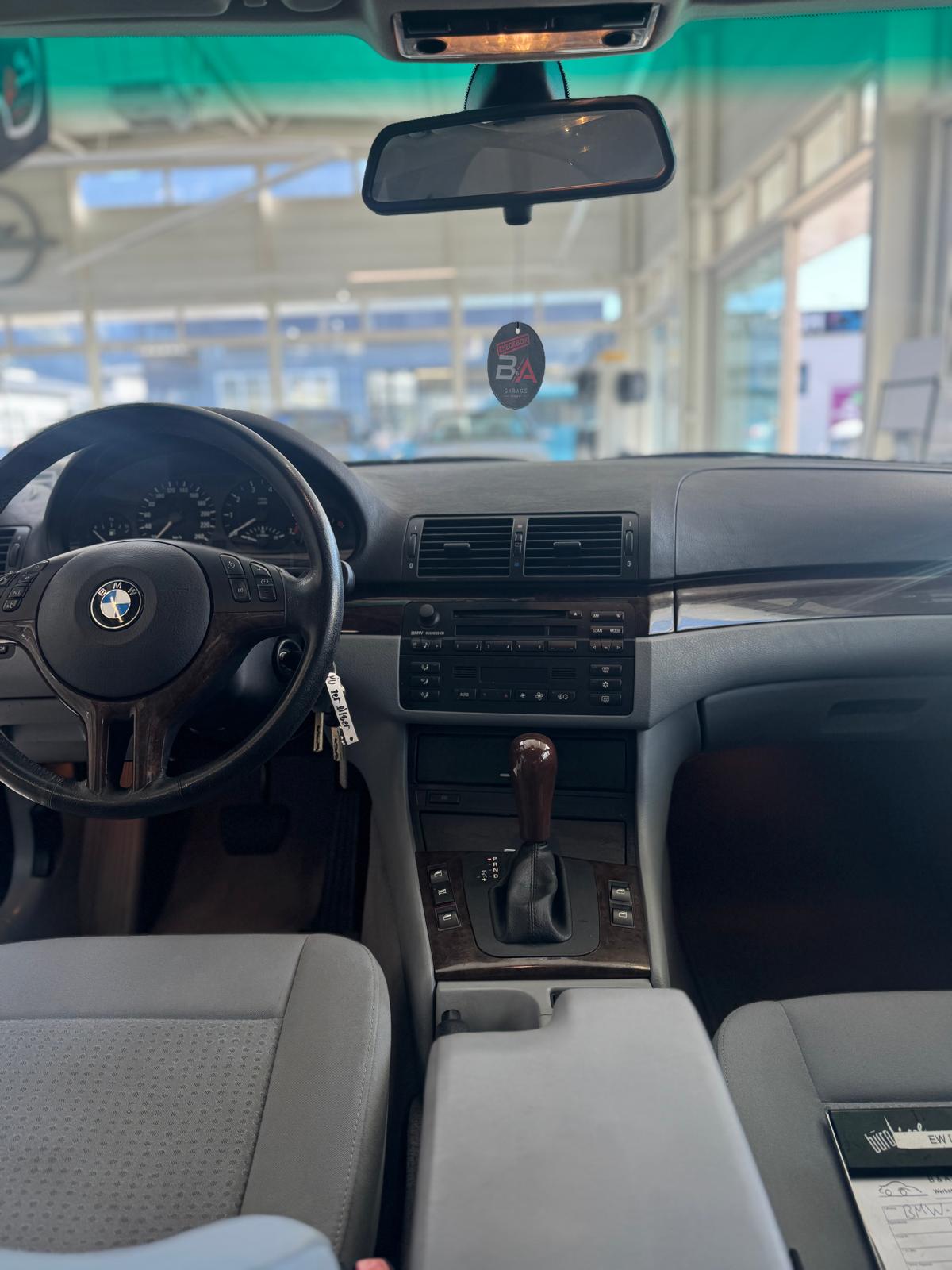 BMW 320i-image-5