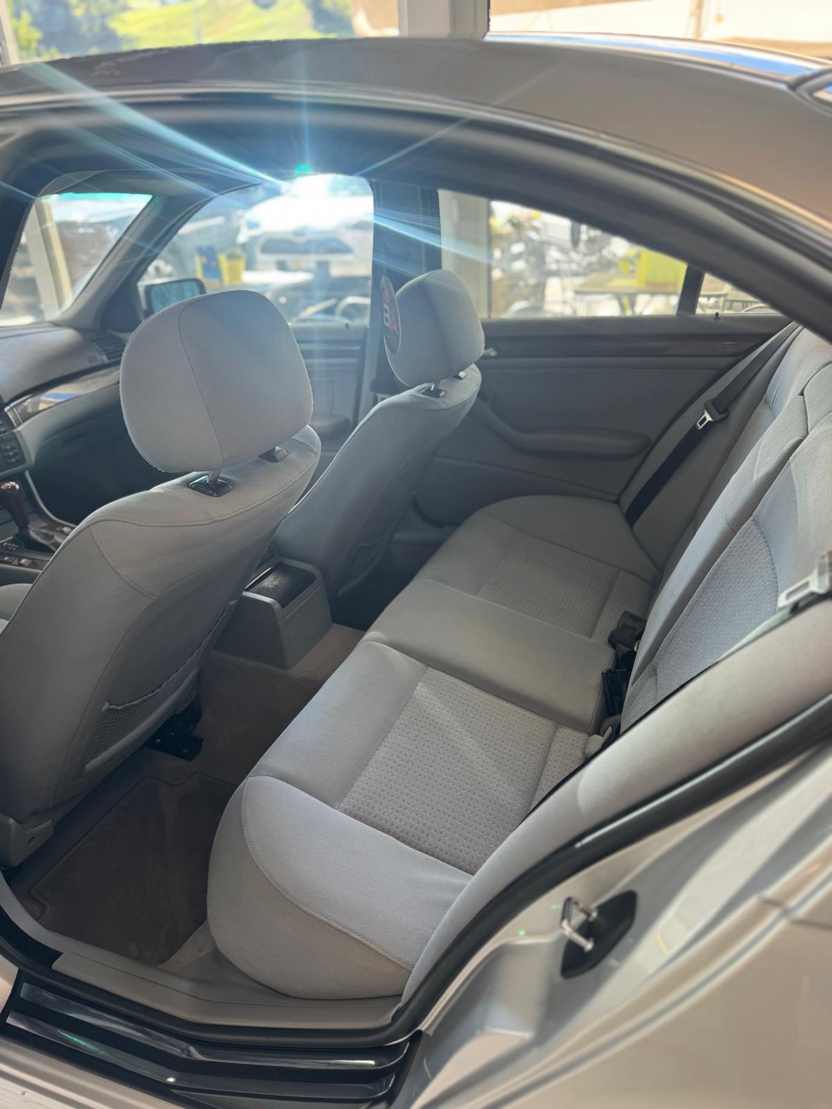 BMW 320i-image-6