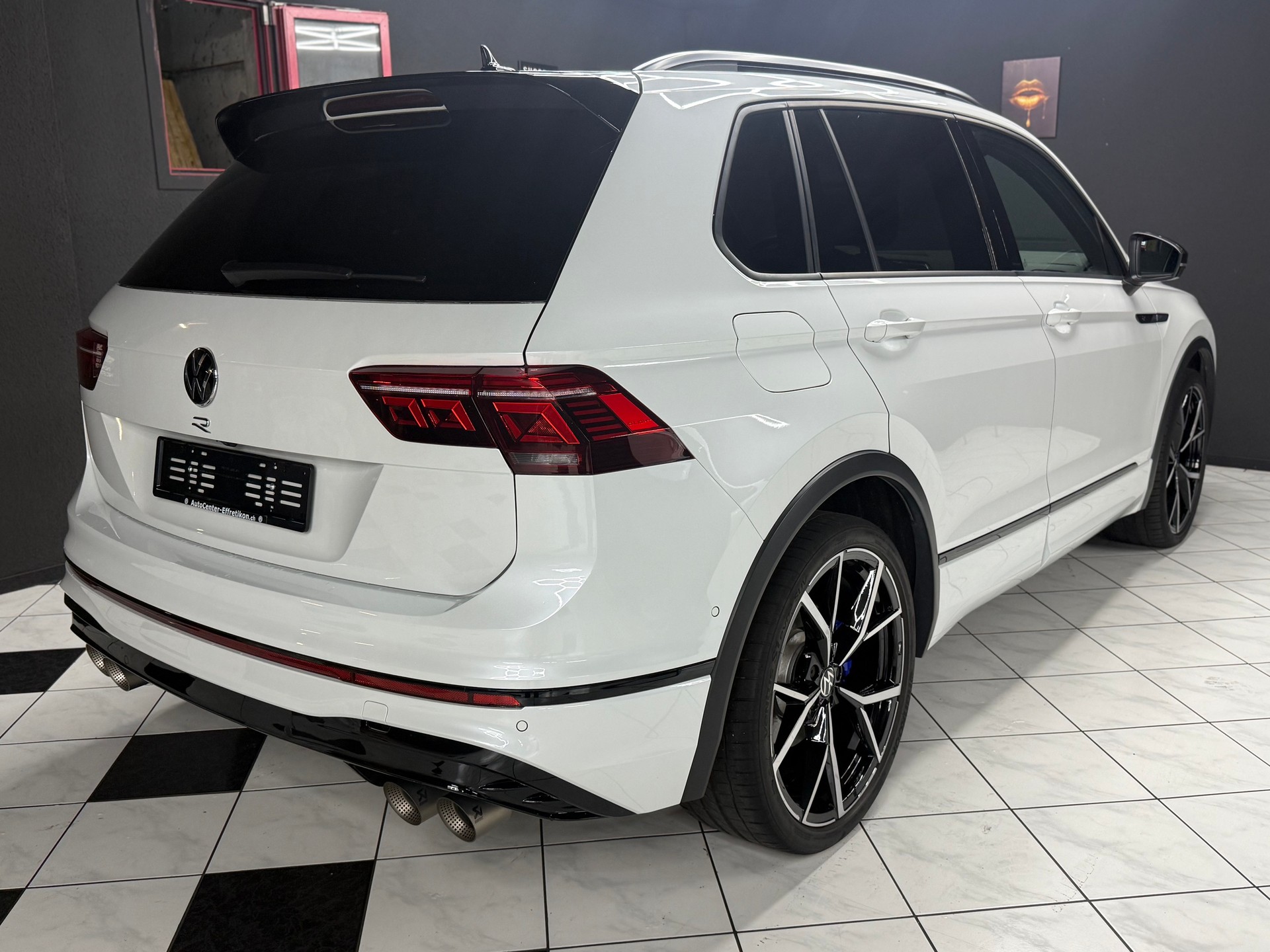 VW Tiguan 2.0TSI R 4Motion DSG-image-4