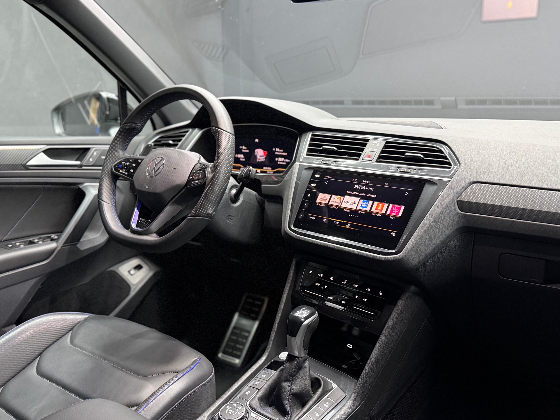VW Tiguan 2.0TSI R 4Motion DSG-image-15