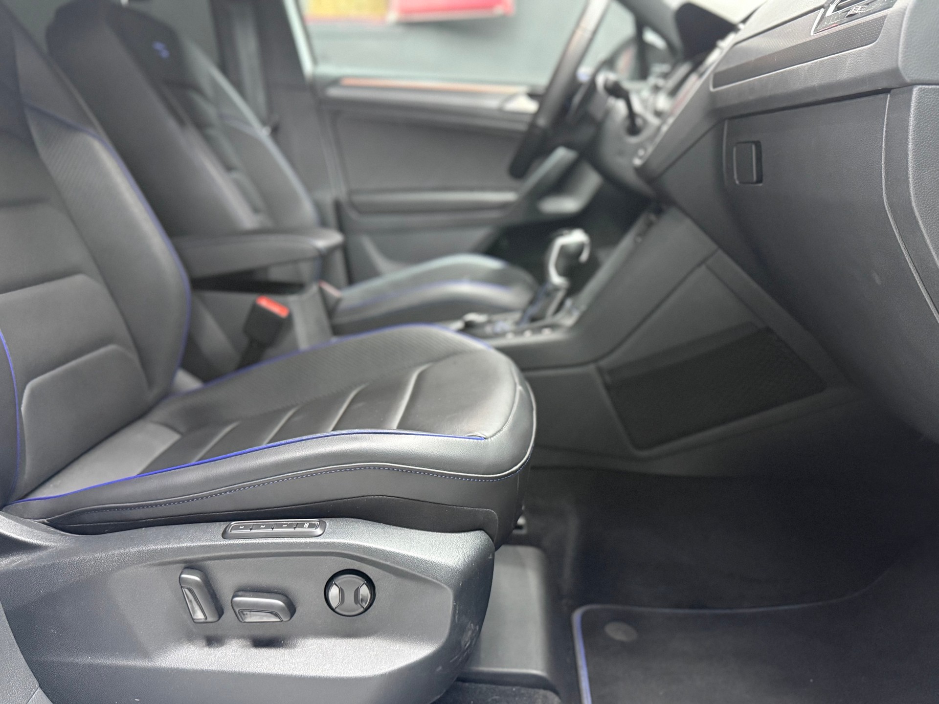 VW Tiguan 2.0TSI R 4Motion DSG-image-17