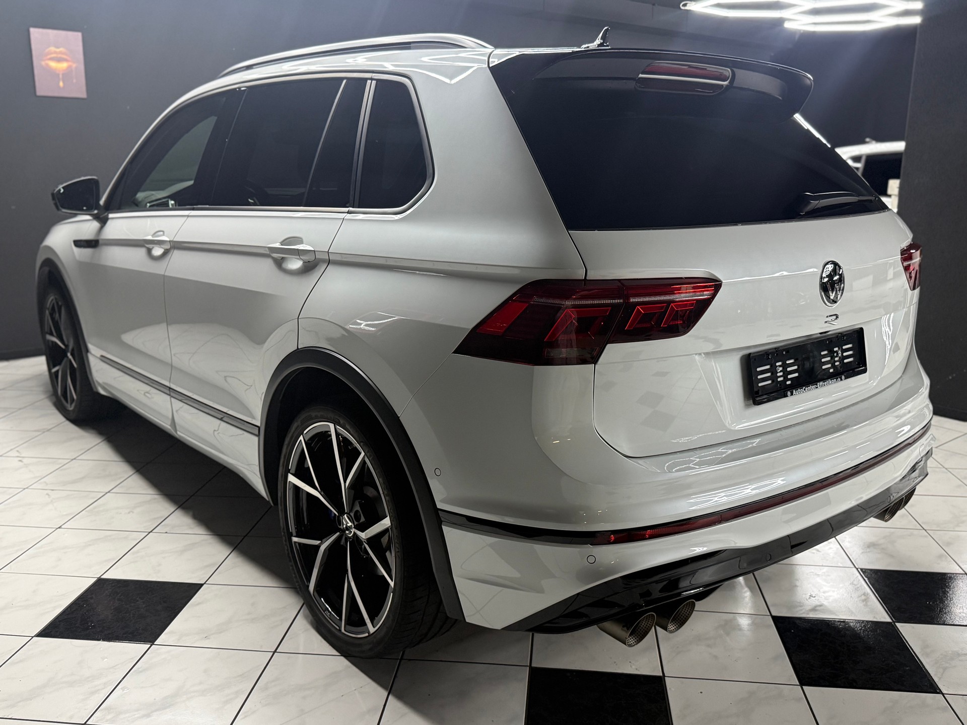 VW Tiguan 2.0TSI R 4Motion DSG-image-5