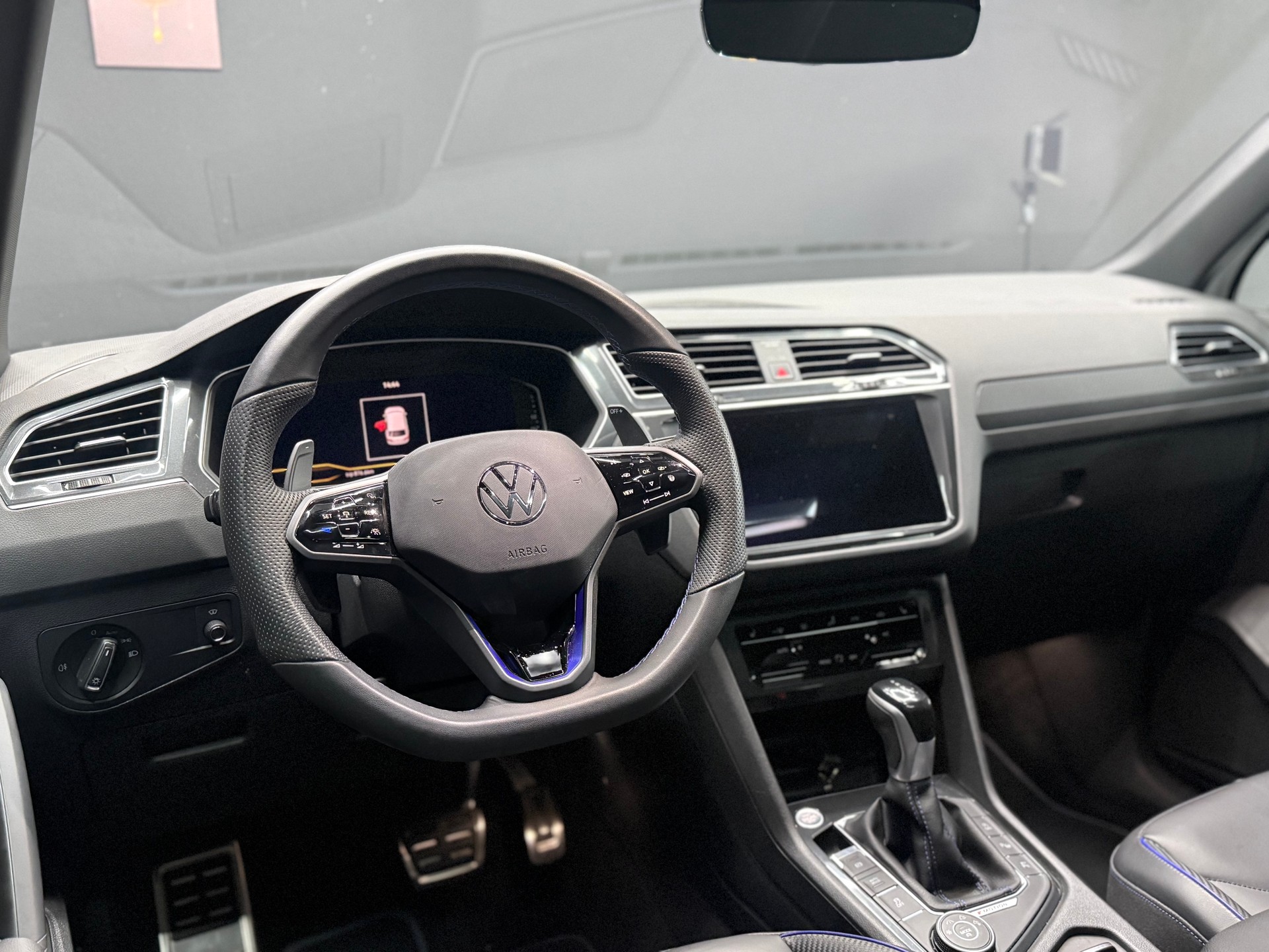 VW Tiguan 2.0TSI R 4Motion DSG-image-11