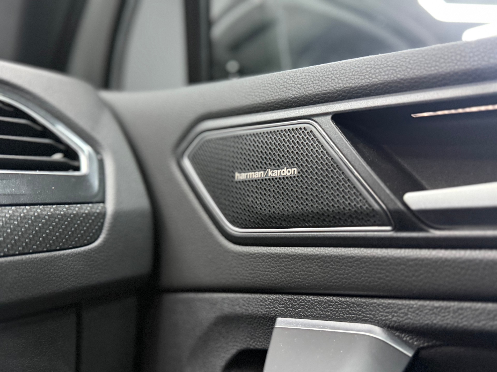 VW Tiguan 2.0TSI R 4Motion DSG-image-21