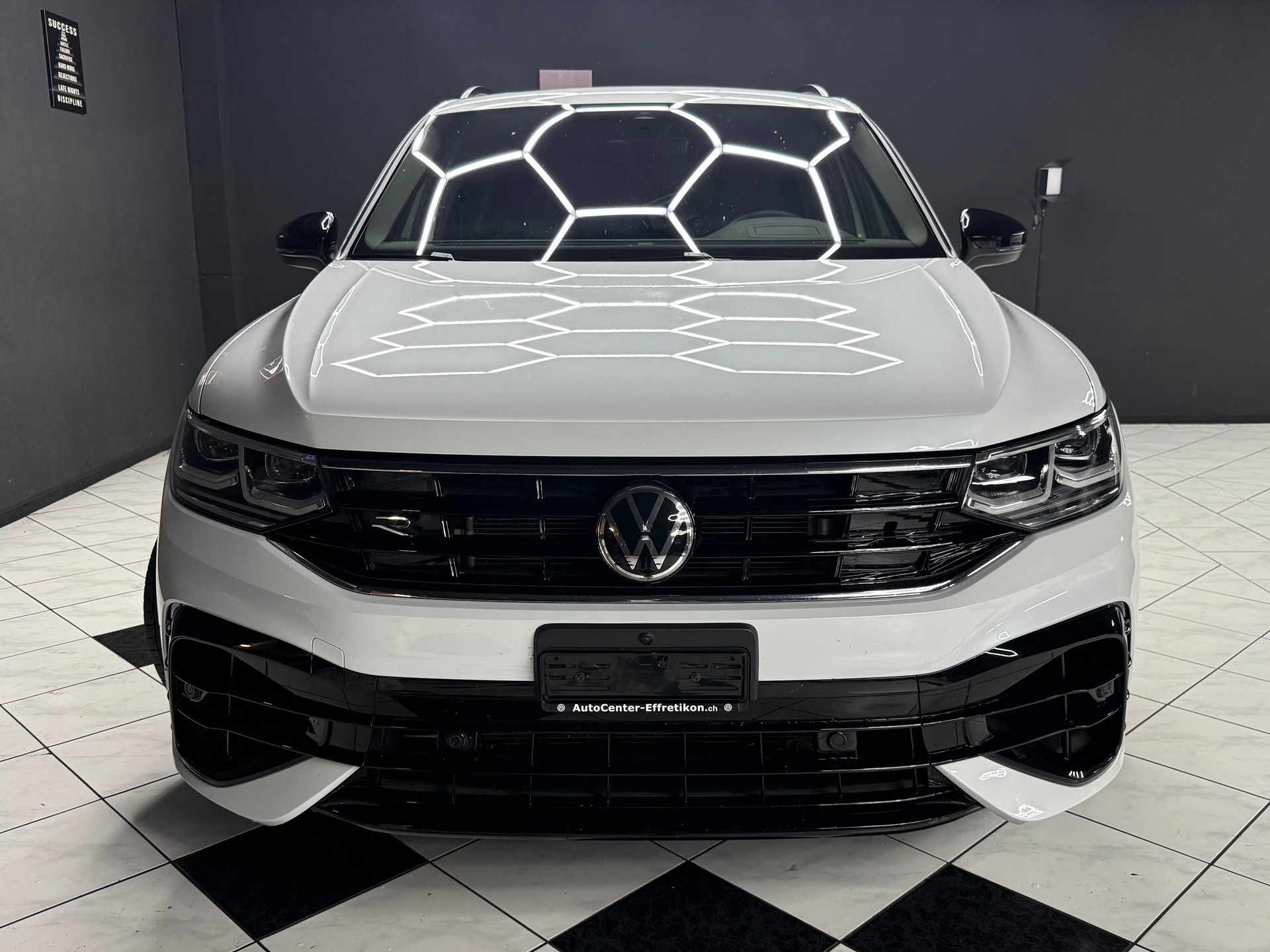 VW Tiguan 2.0TSI R 4Motion DSG-image-2