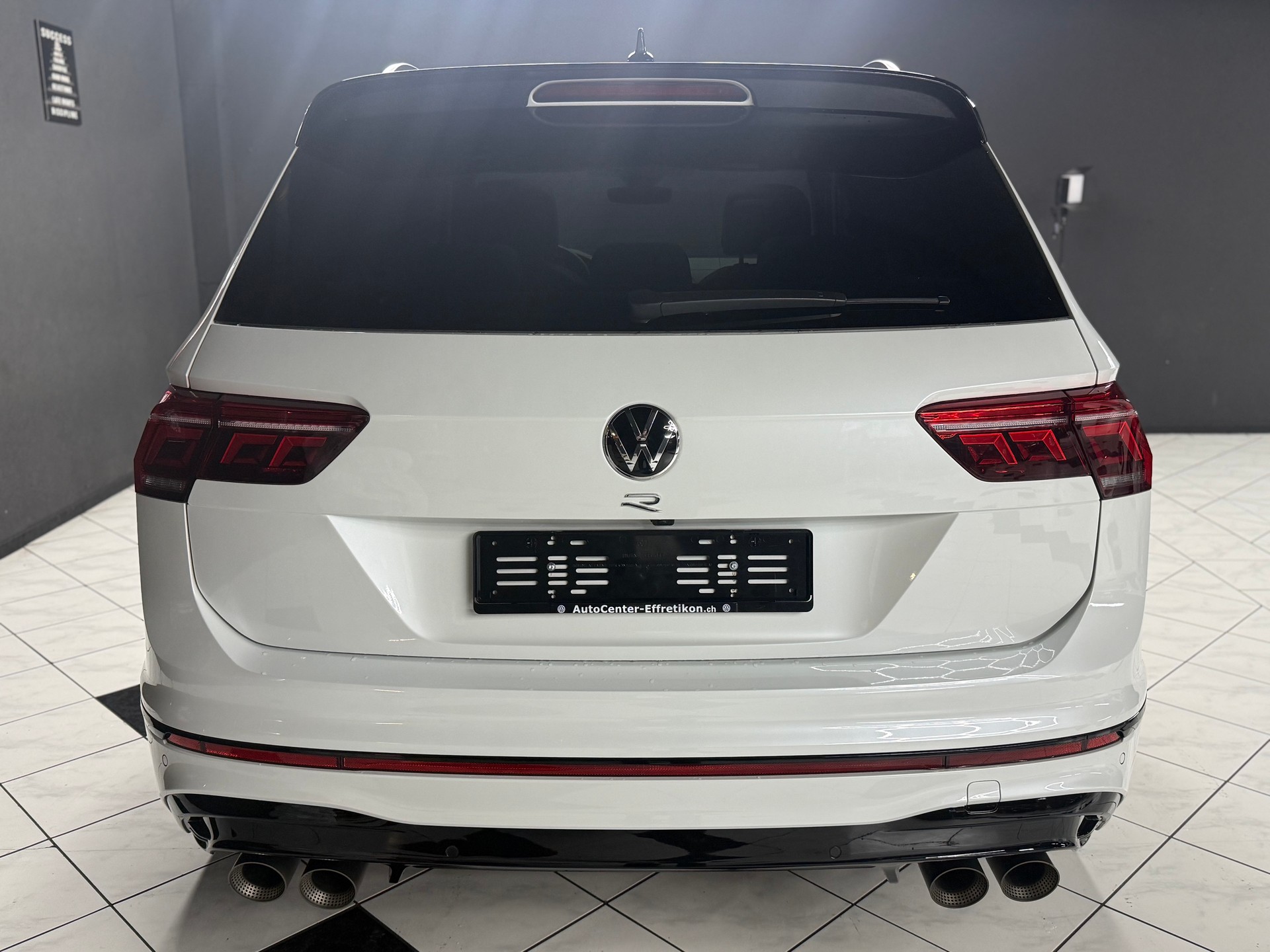 VW Tiguan 2.0TSI R 4Motion DSG-image-3