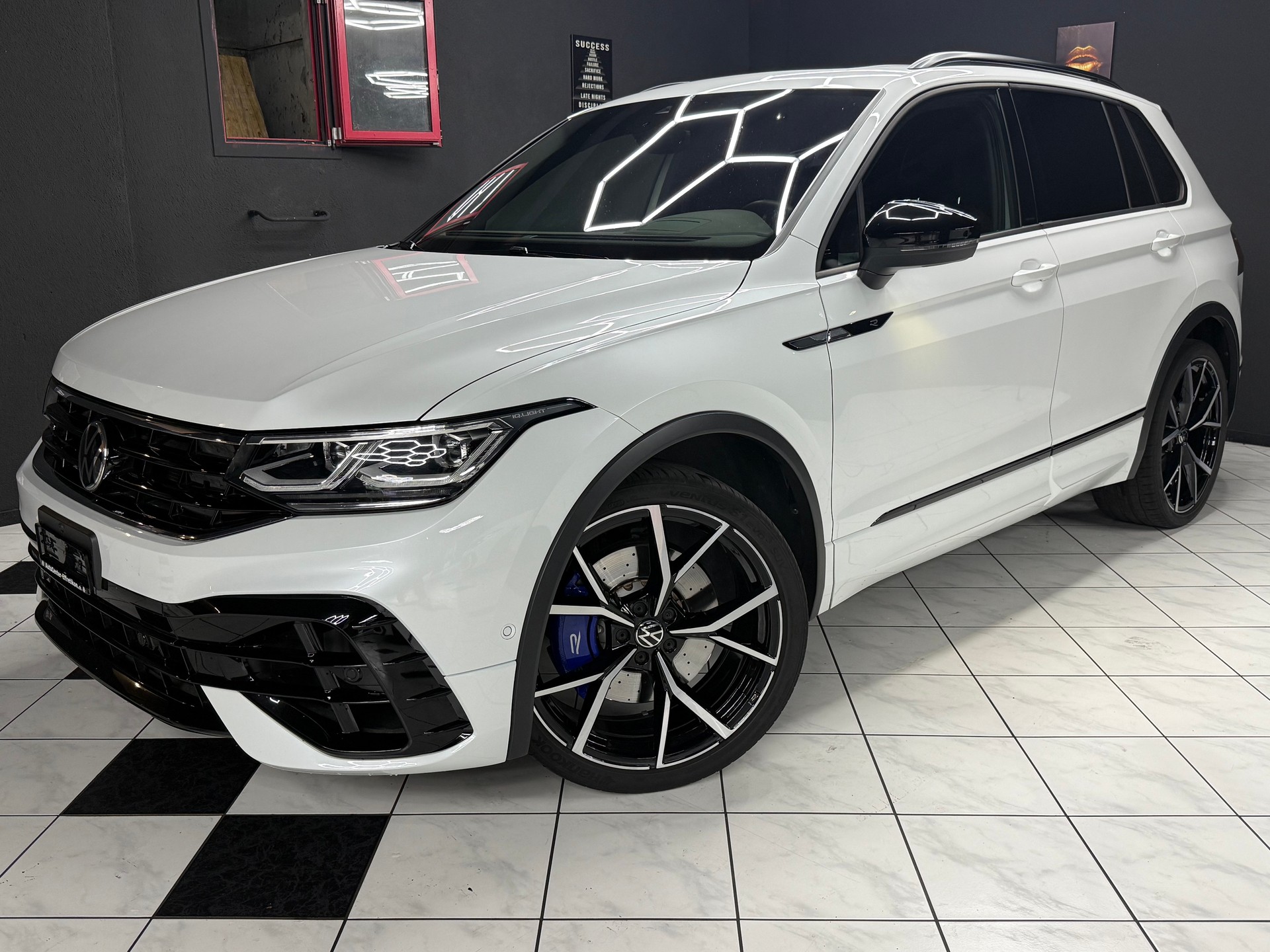 VW Tiguan 2.0TSI R 4Motion DSG-image-1