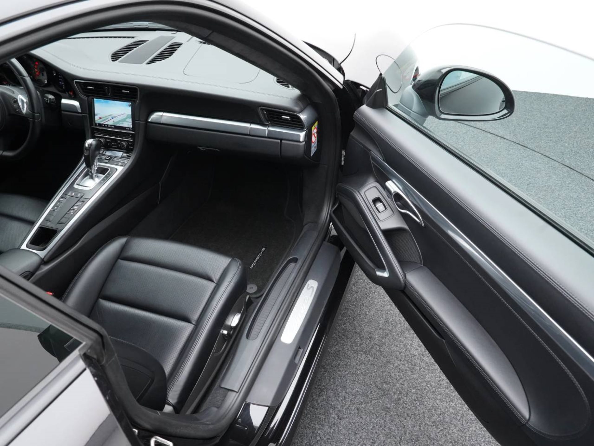 PORSCHE 911 Carrera S-image-23