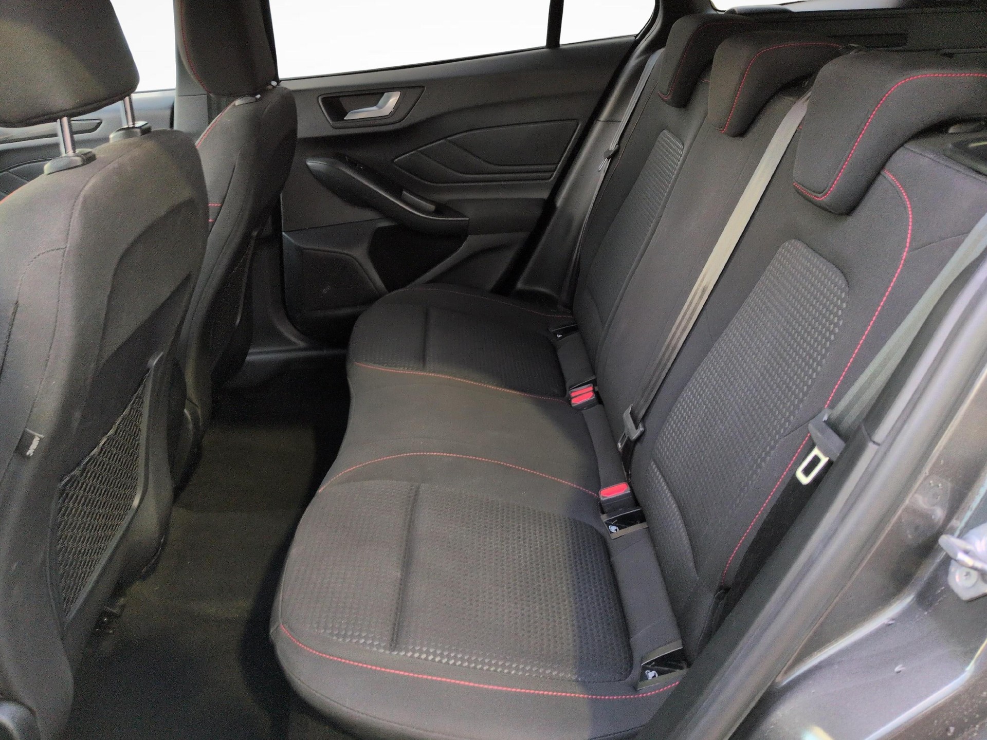 FORD Focus Station Wagon 1.0i EcoB Hybrid 155 ST-Line-image-6