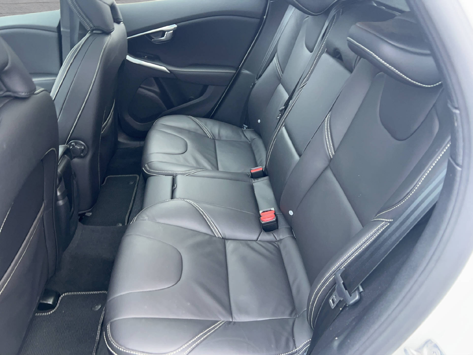 VOLVO V40 1.5 T3 R-Design S/S-image-14