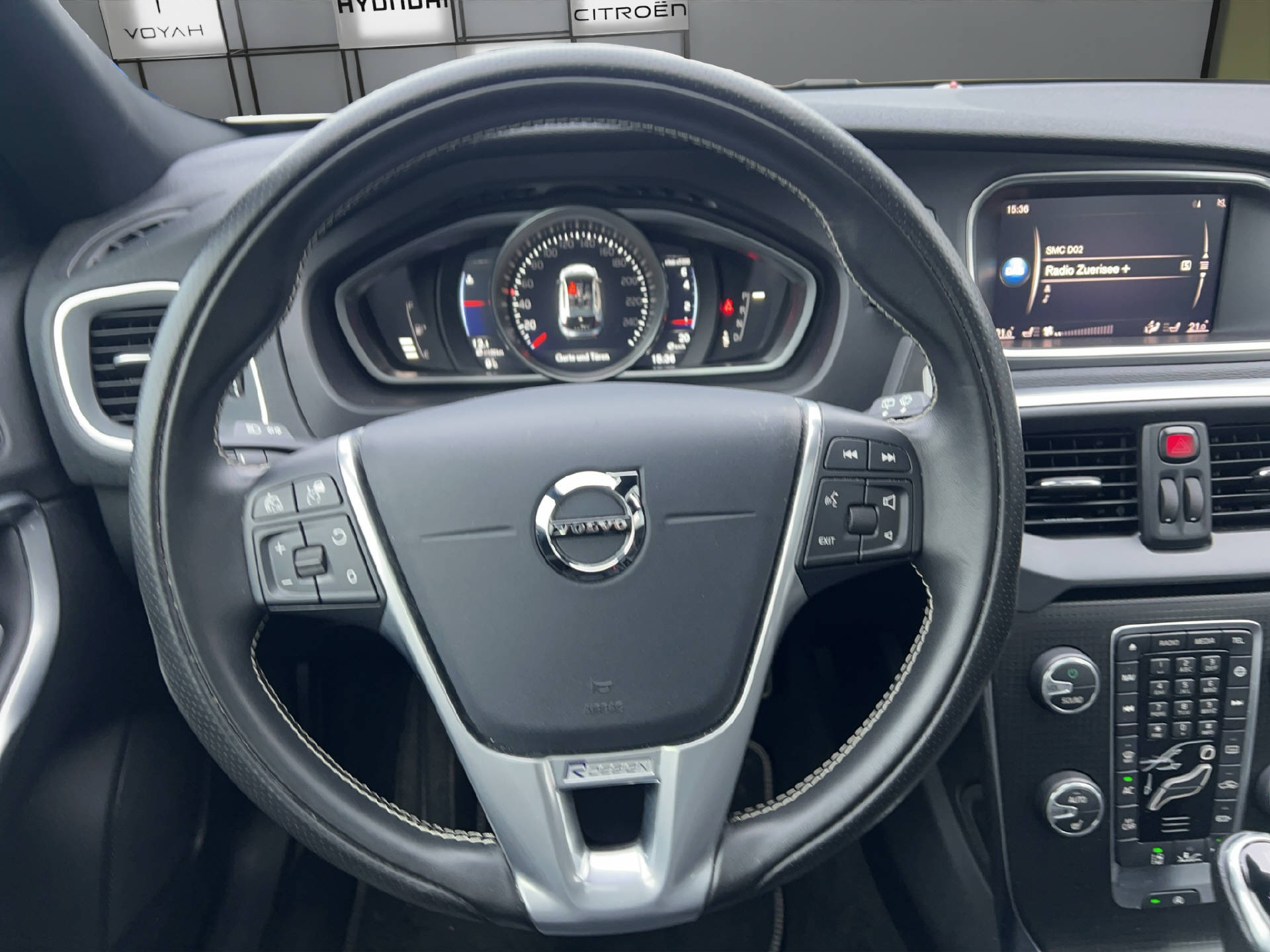 VOLVO V40 1.5 T3 R-Design S/S-image-9