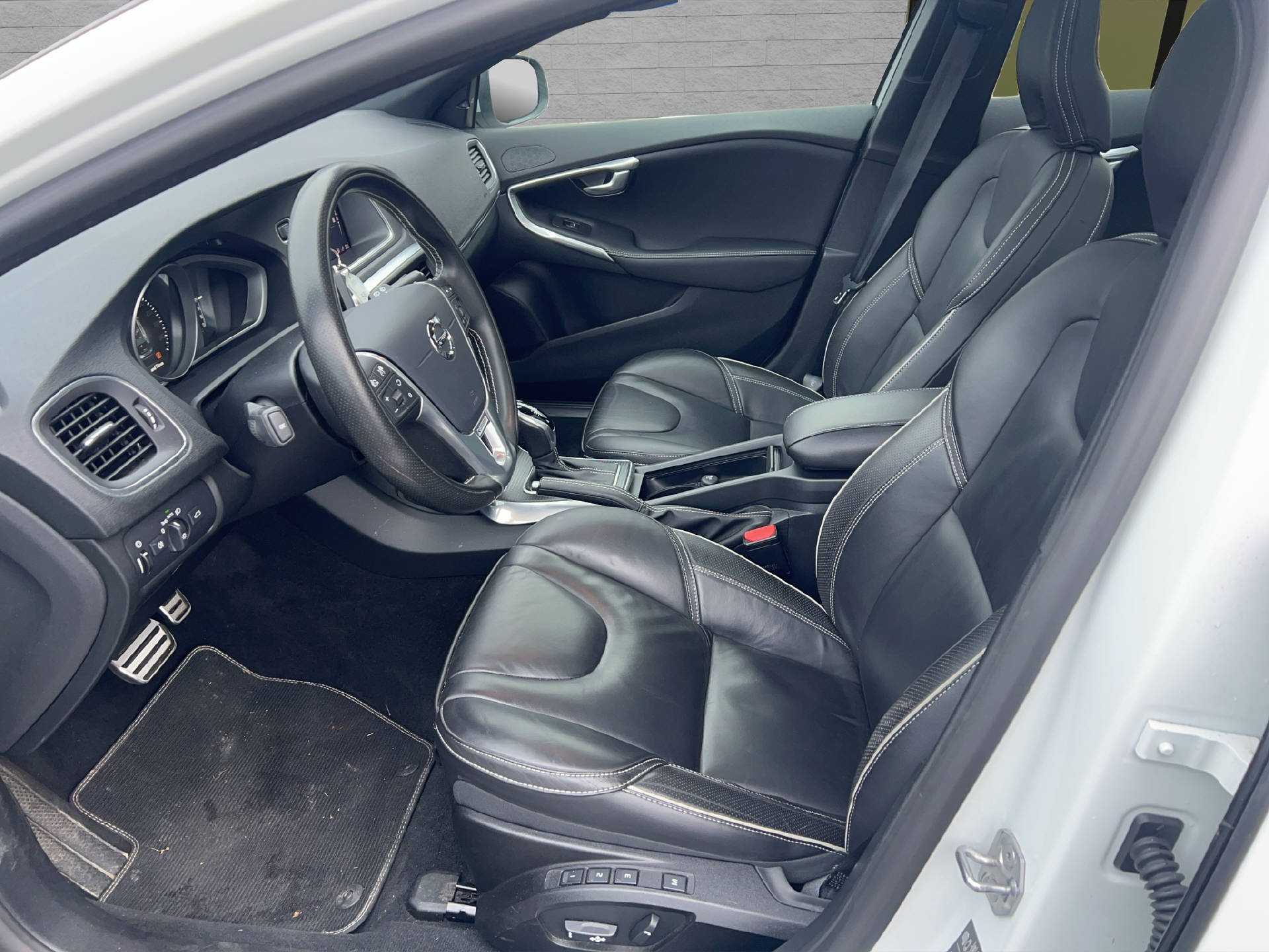 VOLVO V40 1.5 T3 R-Design S/S-image-7