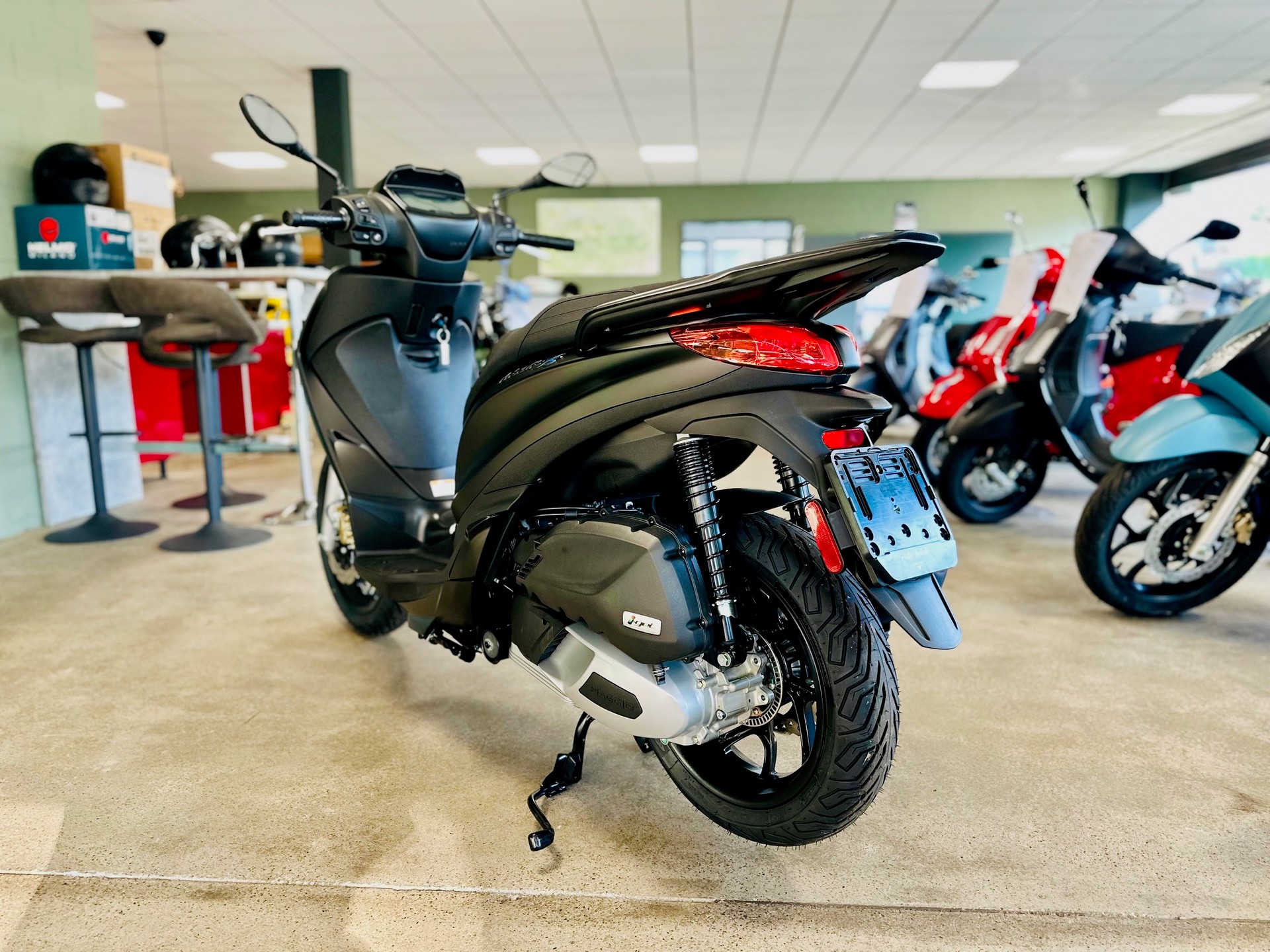 PIAGGIO Medley 200 Sport E5+-showroom-element-3