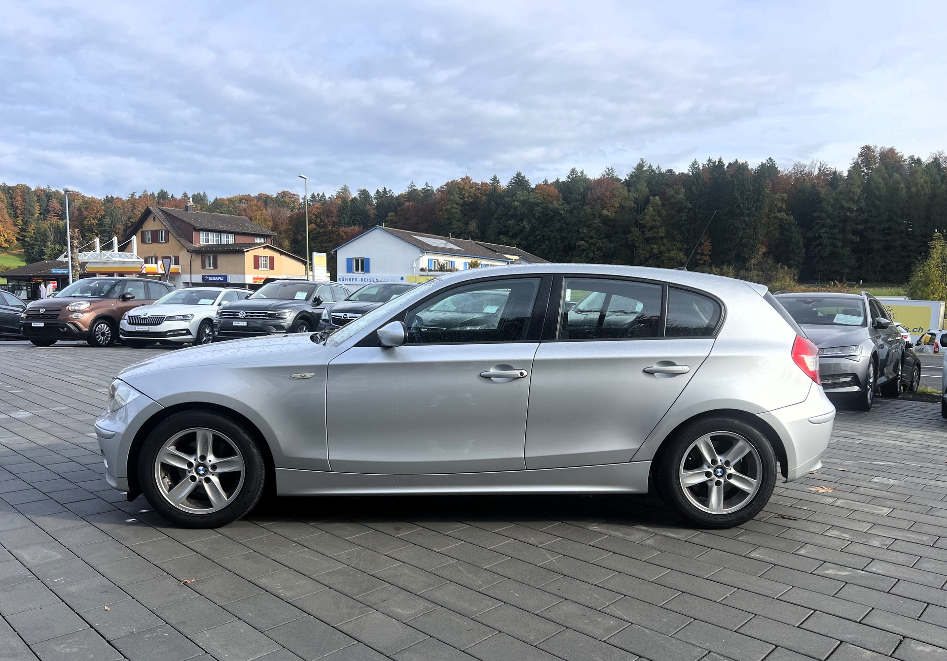 BMW 120d-showroom-element-1