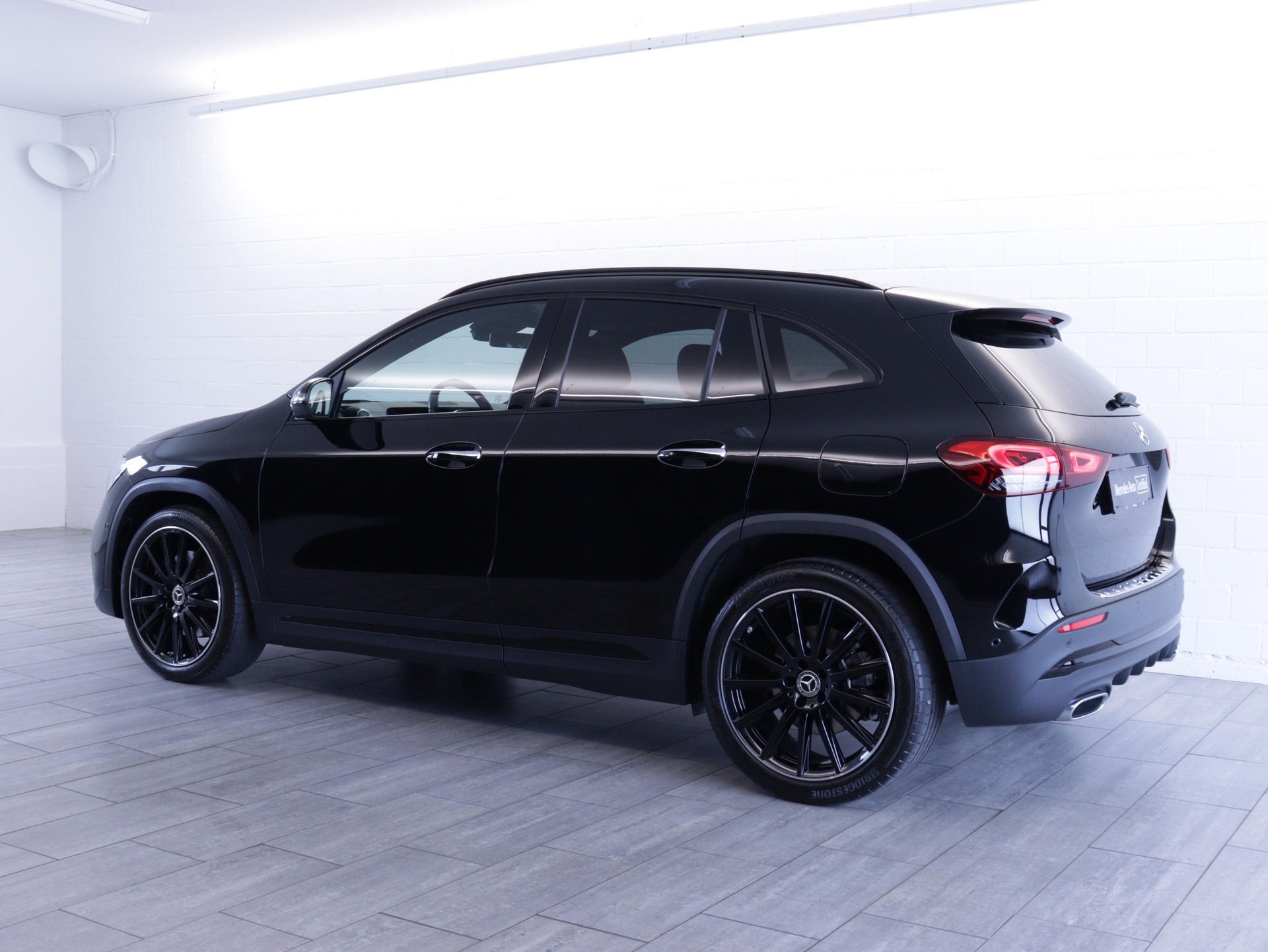 MERCEDES-BENZ GLA 250 AMG Line 4matic-image-2