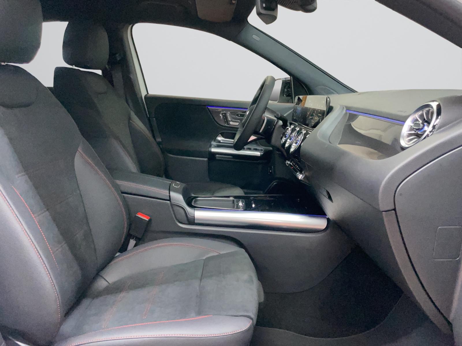 MERCEDES-BENZ GLA 200 Night Star AMG Line-image-6