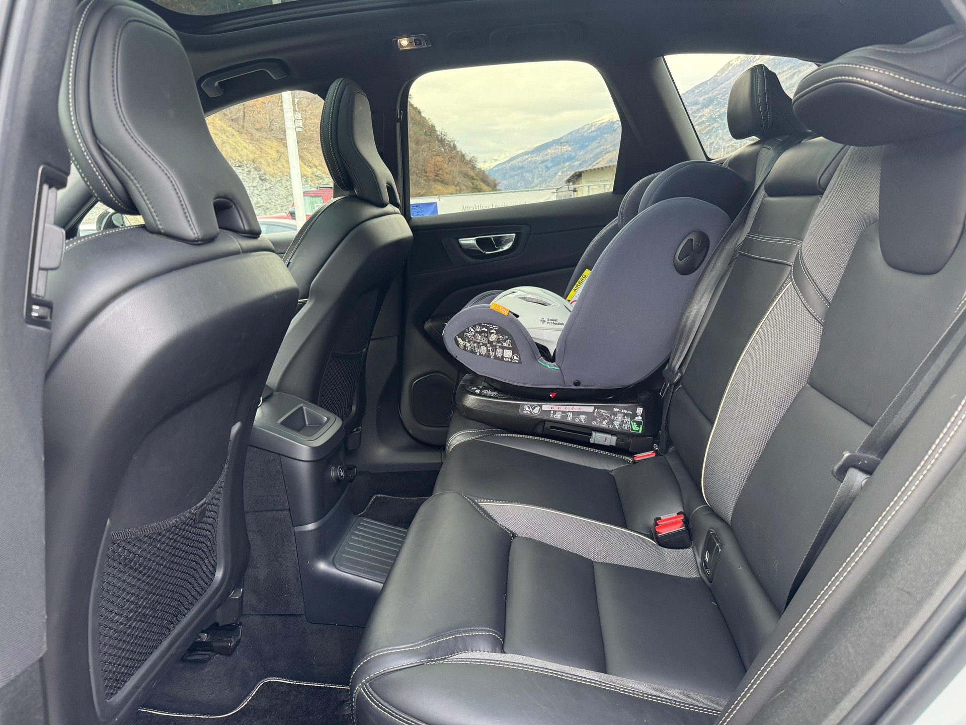 VOLVO XC60 T8 eAWD R-Design Geartronic-image-4