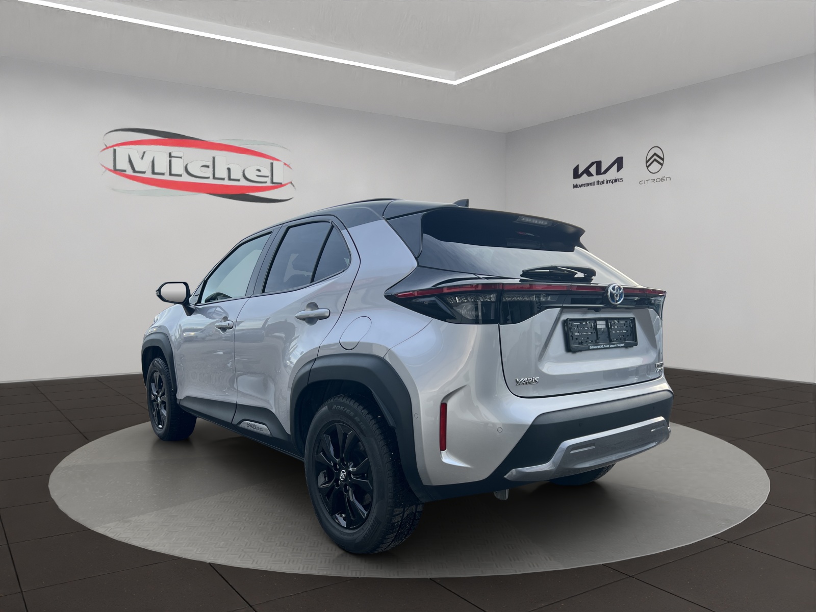 TOYOTA Yaris Cross 1.5 Adventure e-CVT AWDi / Panorama-Glasdach / Navigation / Head-Up Display / Heckklappe elektrisch-image-6