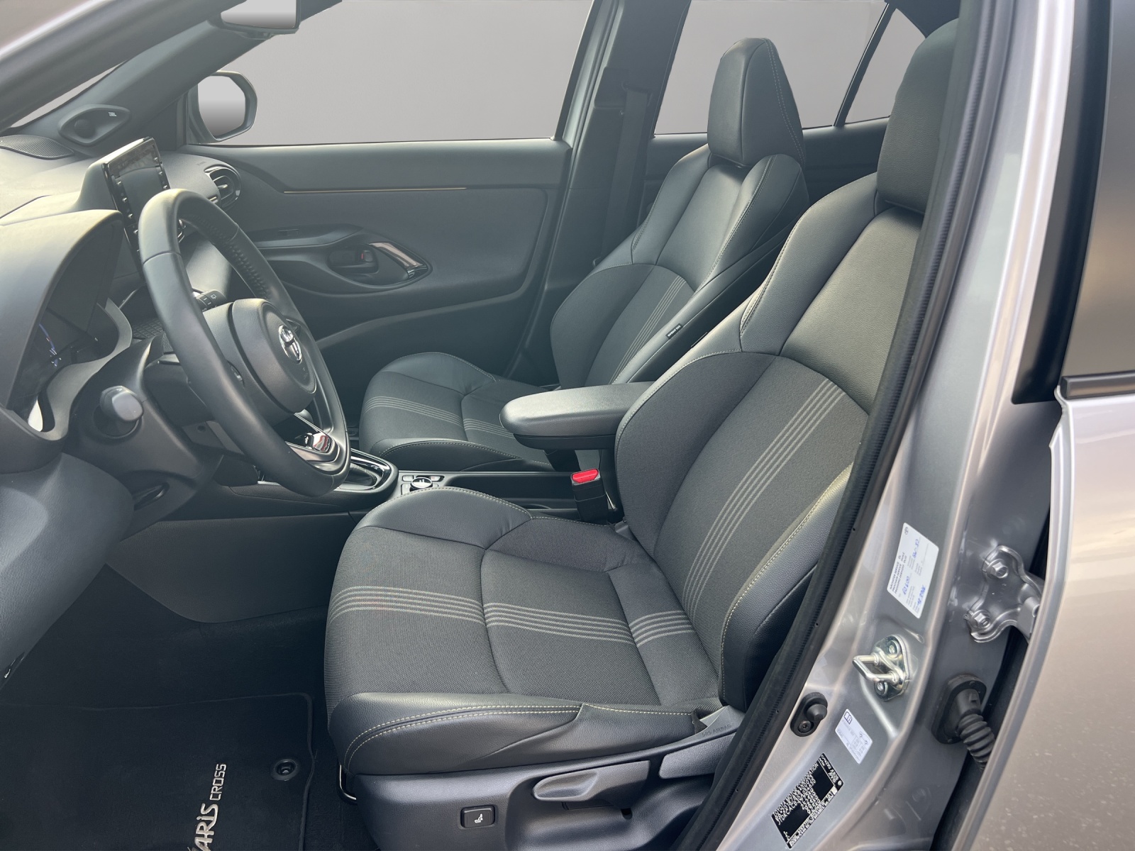 TOYOTA Yaris Cross 1.5 Adventure e-CVT AWDi / Panorama-Glasdach / Navigation / Head-Up Display / Heckklappe elektrisch-image-8