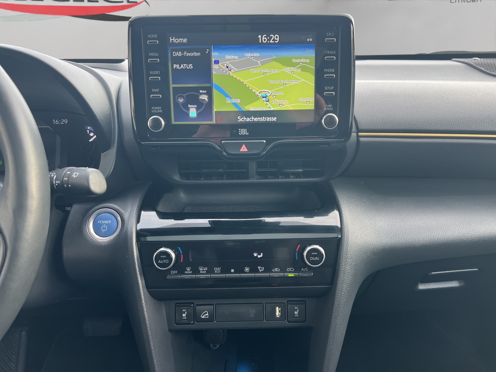 TOYOTA Yaris Cross 1.5 Adventure e-CVT AWDi / Panorama-Glasdach / Navigation / Head-Up Display / Heckklappe elektrisch-image-13