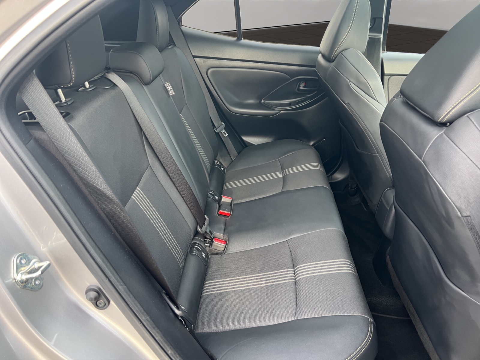 TOYOTA Yaris Cross 1.5 Adventure e-CVT AWDi / Panorama-Glasdach / Navigation / Head-Up Display / Heckklappe elektrisch-image-10