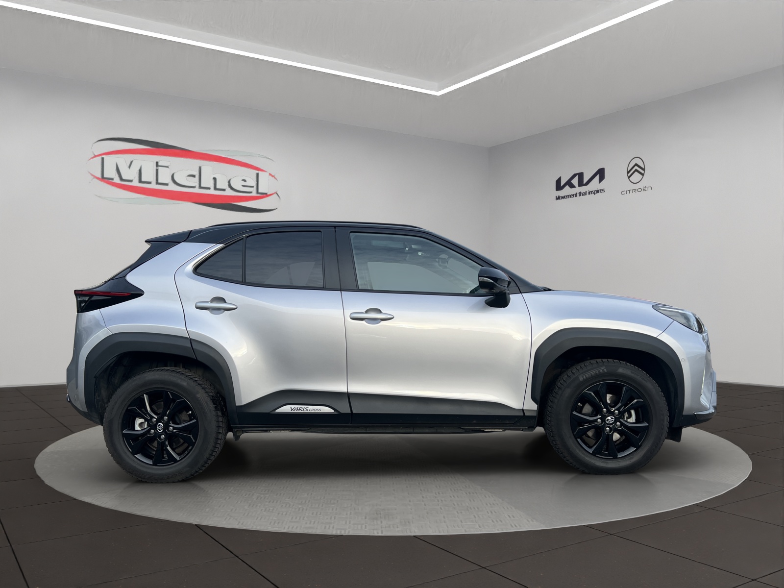 TOYOTA Yaris Cross 1.5 Adventure e-CVT AWDi / Panorama-Glasdach / Navigation / Head-Up Display / Heckklappe elektrisch-image-3
