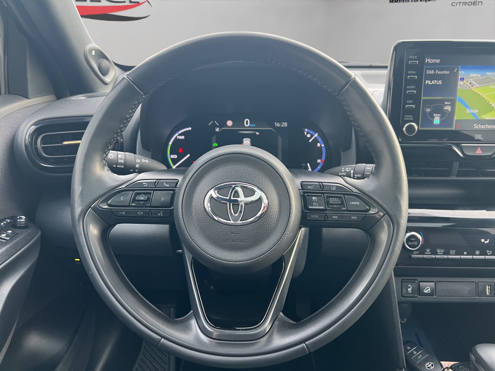 TOYOTA Yaris Cross 1.5 Adventure e-CVT AWDi / Panorama-Glasdach / Navigation / Head-Up Display / Heckklappe elektrisch-image-11