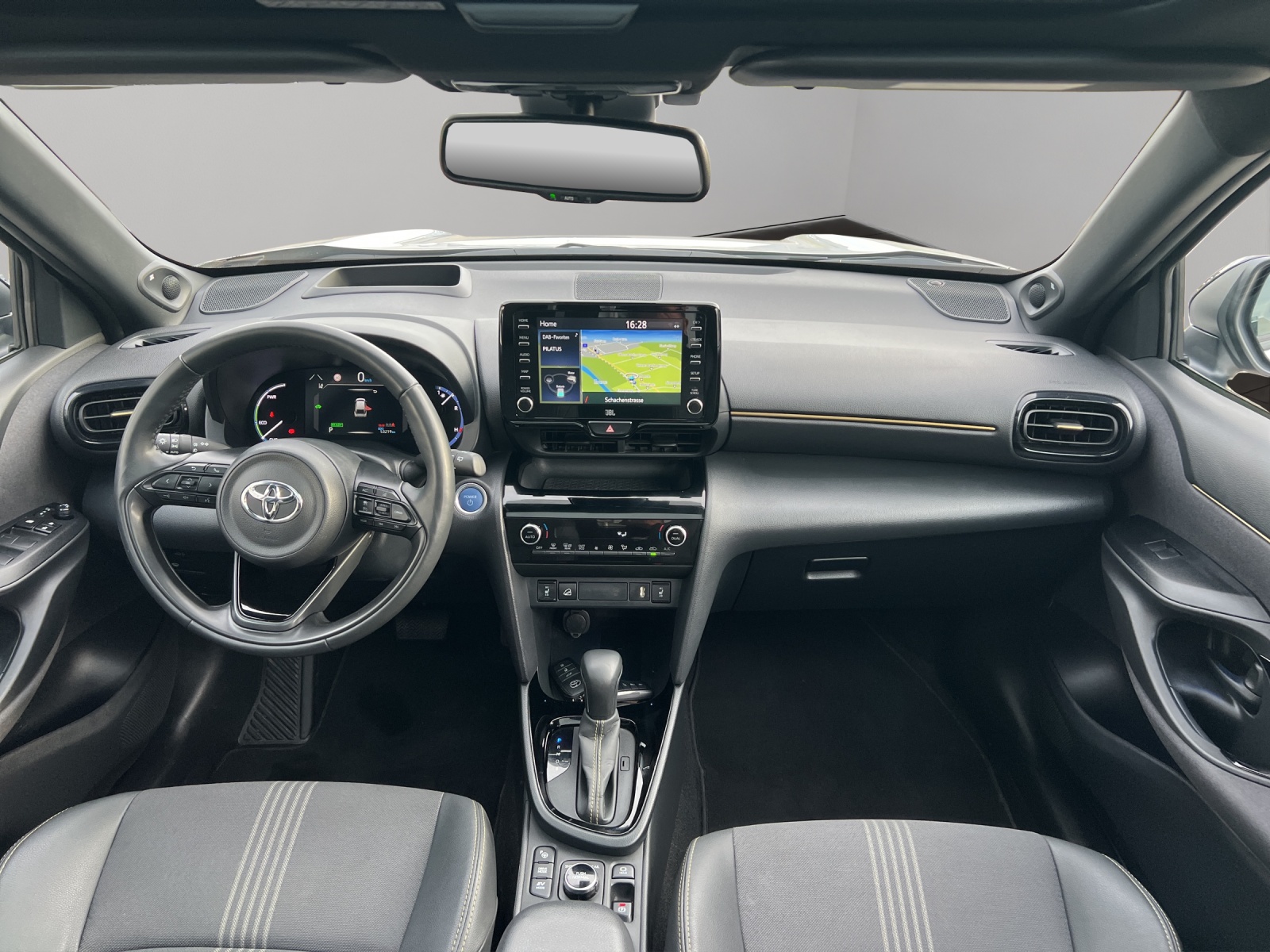 TOYOTA Yaris Cross 1.5 Adventure e-CVT AWDi / Panorama-Glasdach / Navigation / Head-Up Display / Heckklappe elektrisch-image-9