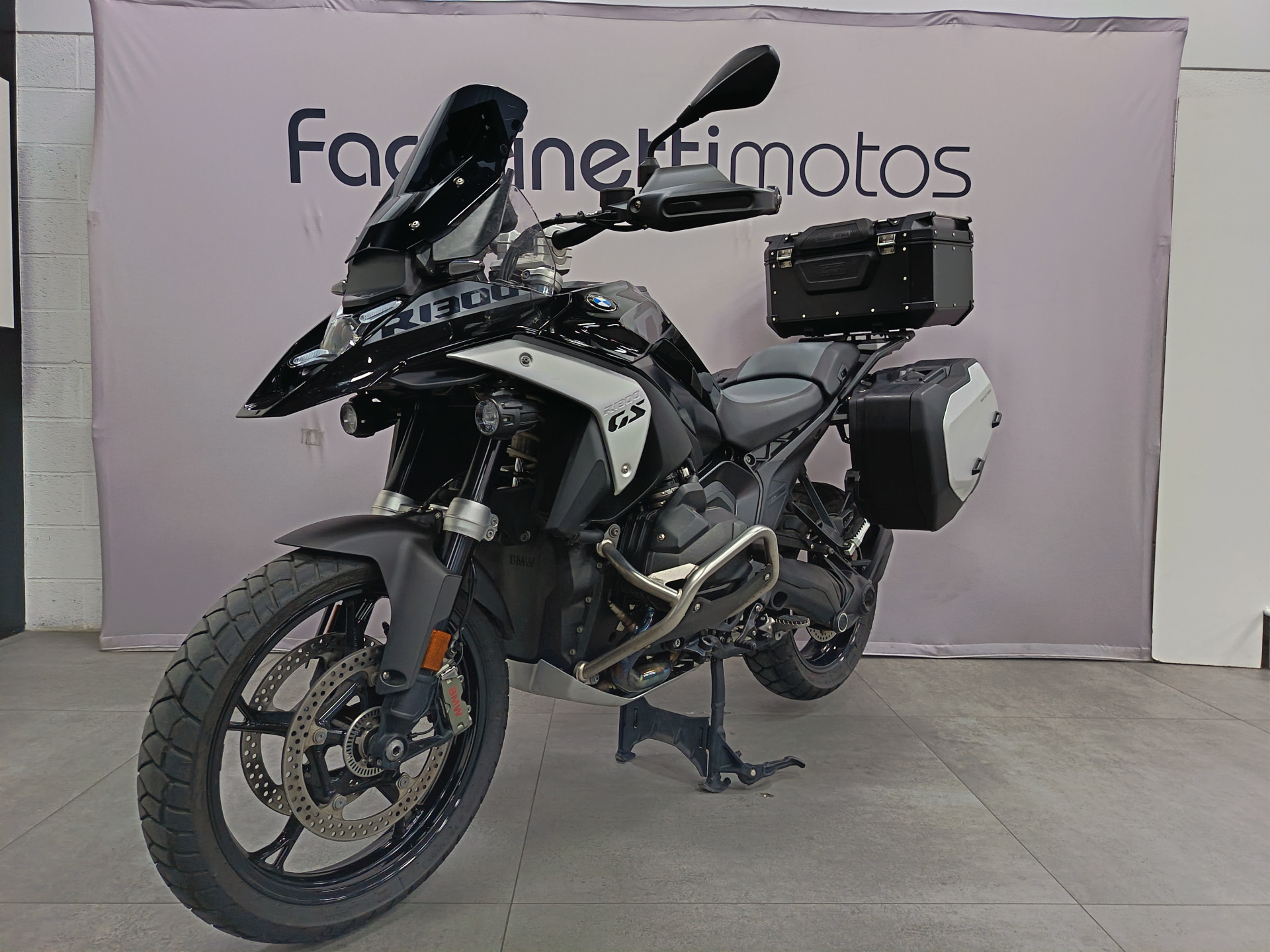 BMW R 1300 GS Triple Black-showroom-element-2