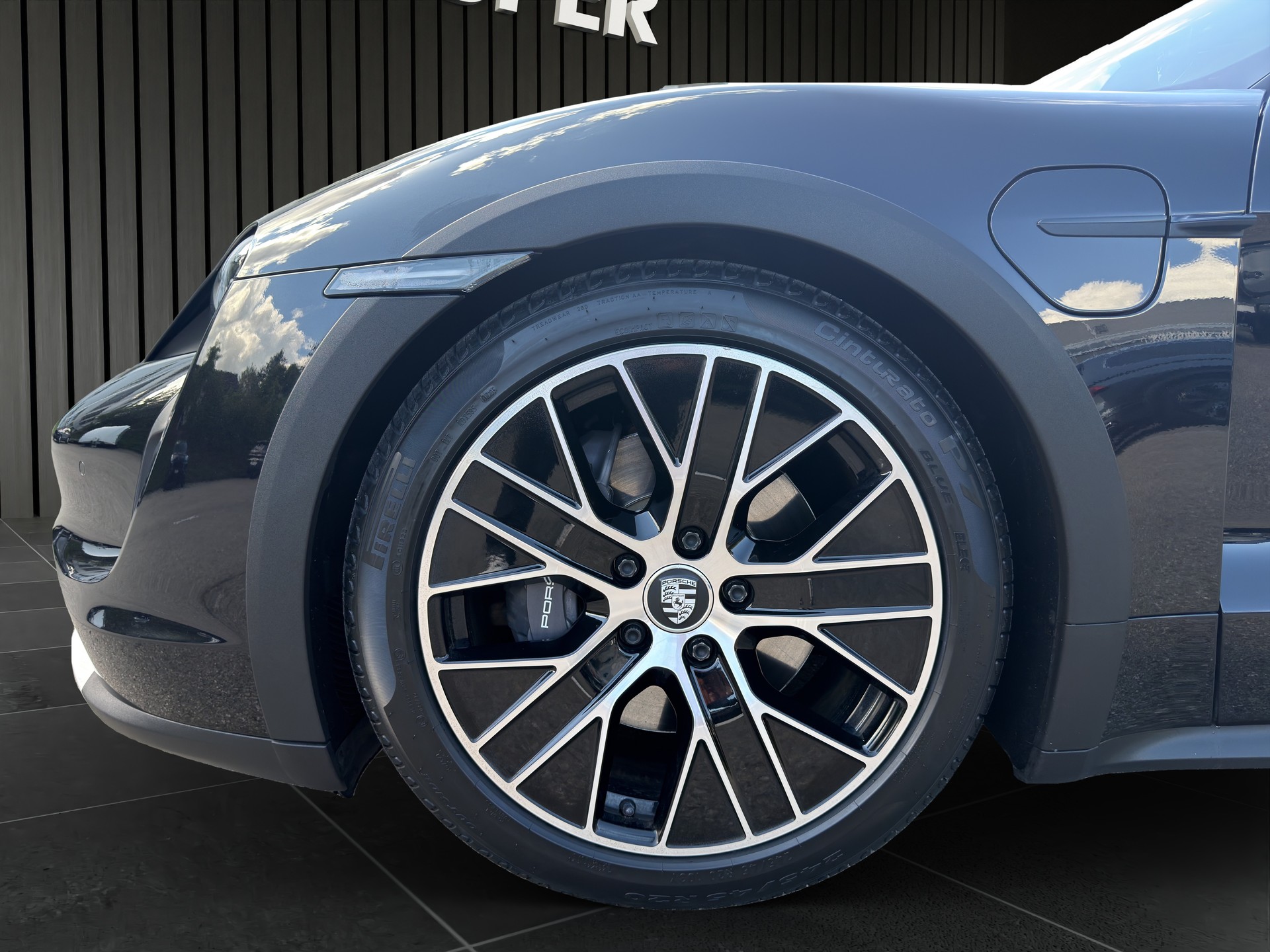 PORSCHE Taycan 4 Cross Turismo 4-image-9