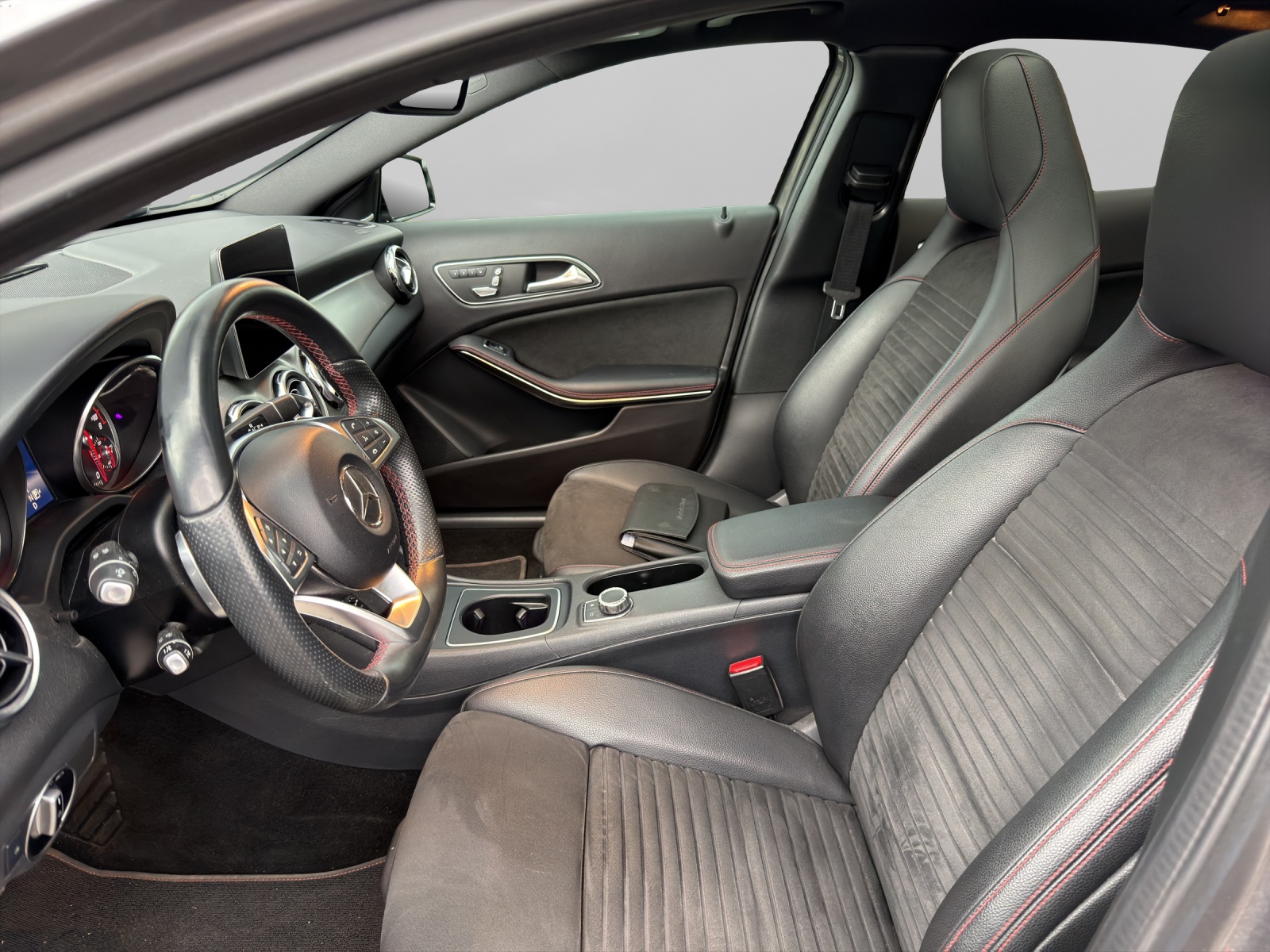 MERCEDES-BENZ GLA 220 AMG Line 4m-image-6