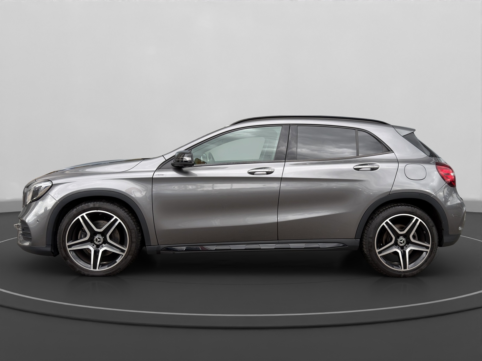 MERCEDES-BENZ GLA 220 AMG Line 4m-image-1