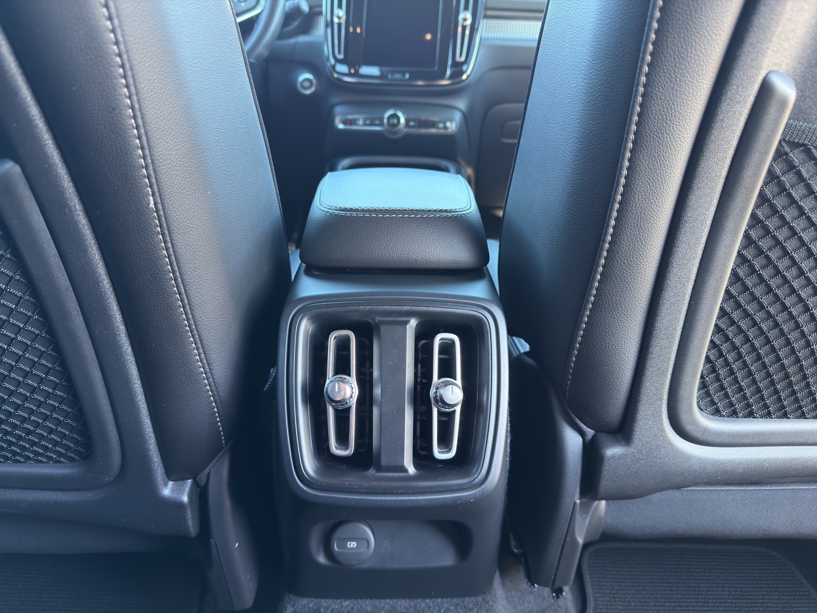 VOLVO XC40 2.0 T5 R-Design AWD-image-14