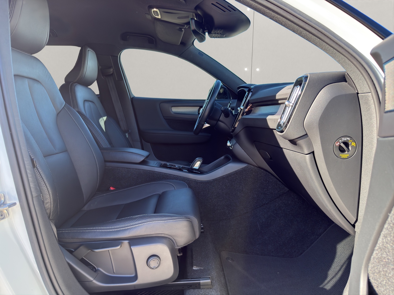 VOLVO XC40 2.0 T5 R-Design AWD-image-11
