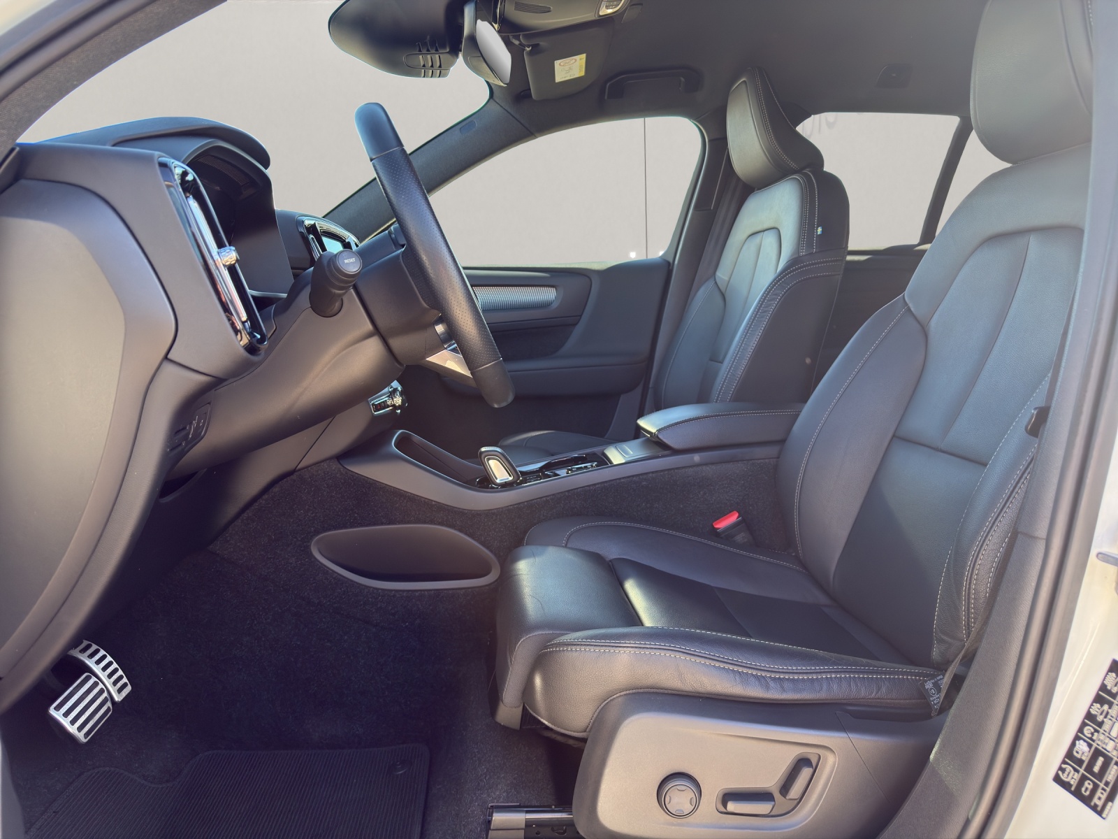 VOLVO XC40 2.0 T5 R-Design AWD-image-13