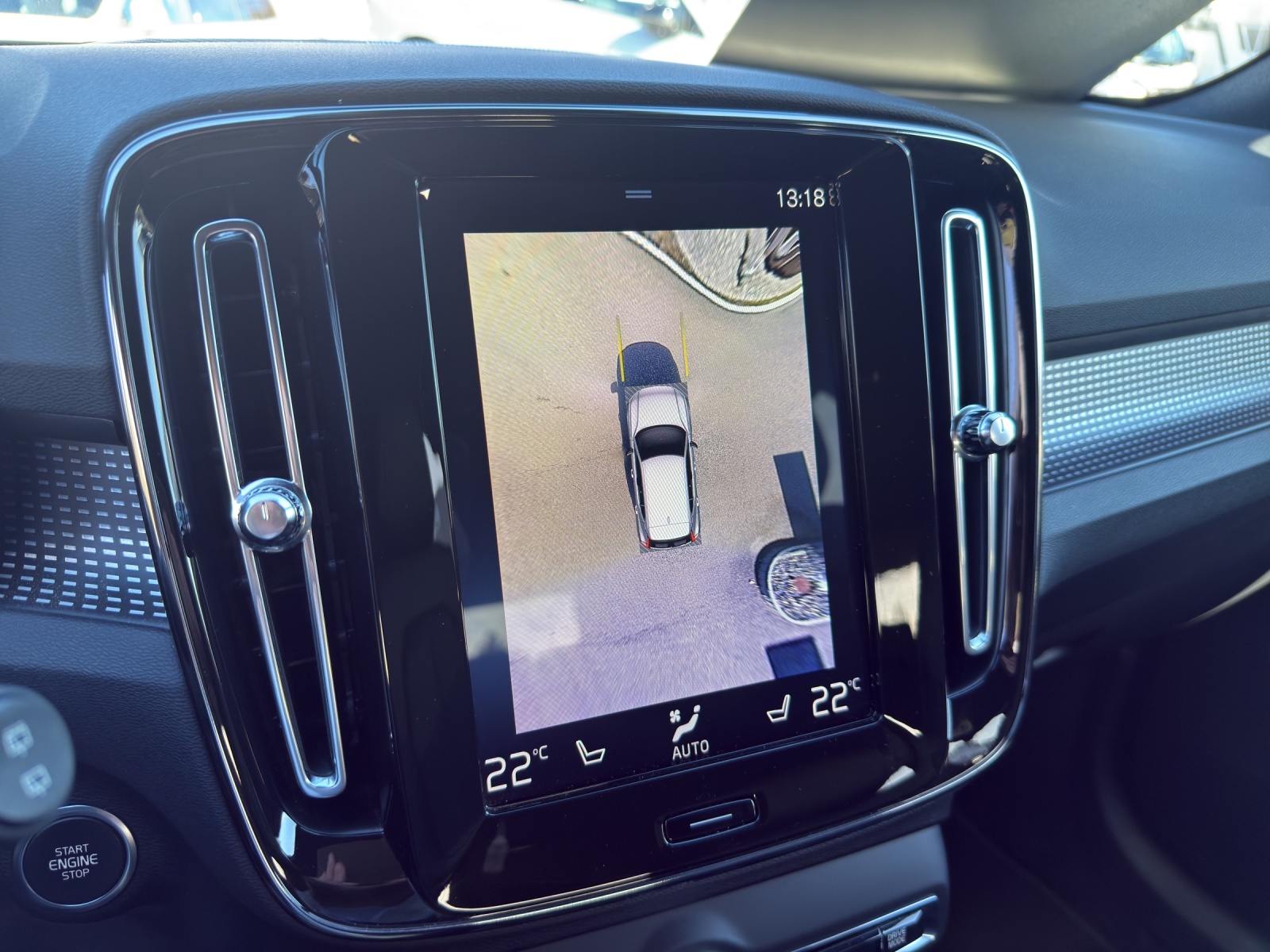 VOLVO XC40 2.0 T5 R-Design AWD-image-12